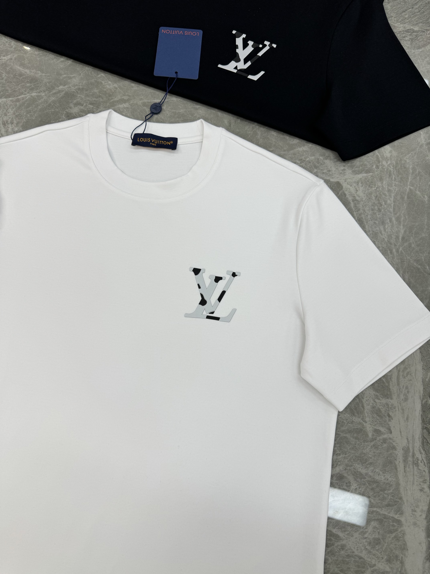 驴牌*25s新款莫代尔T恤.纯色系推荐！胸口经典lv标识.原版定制.精致好看.简单高级.质感极好舒适又透