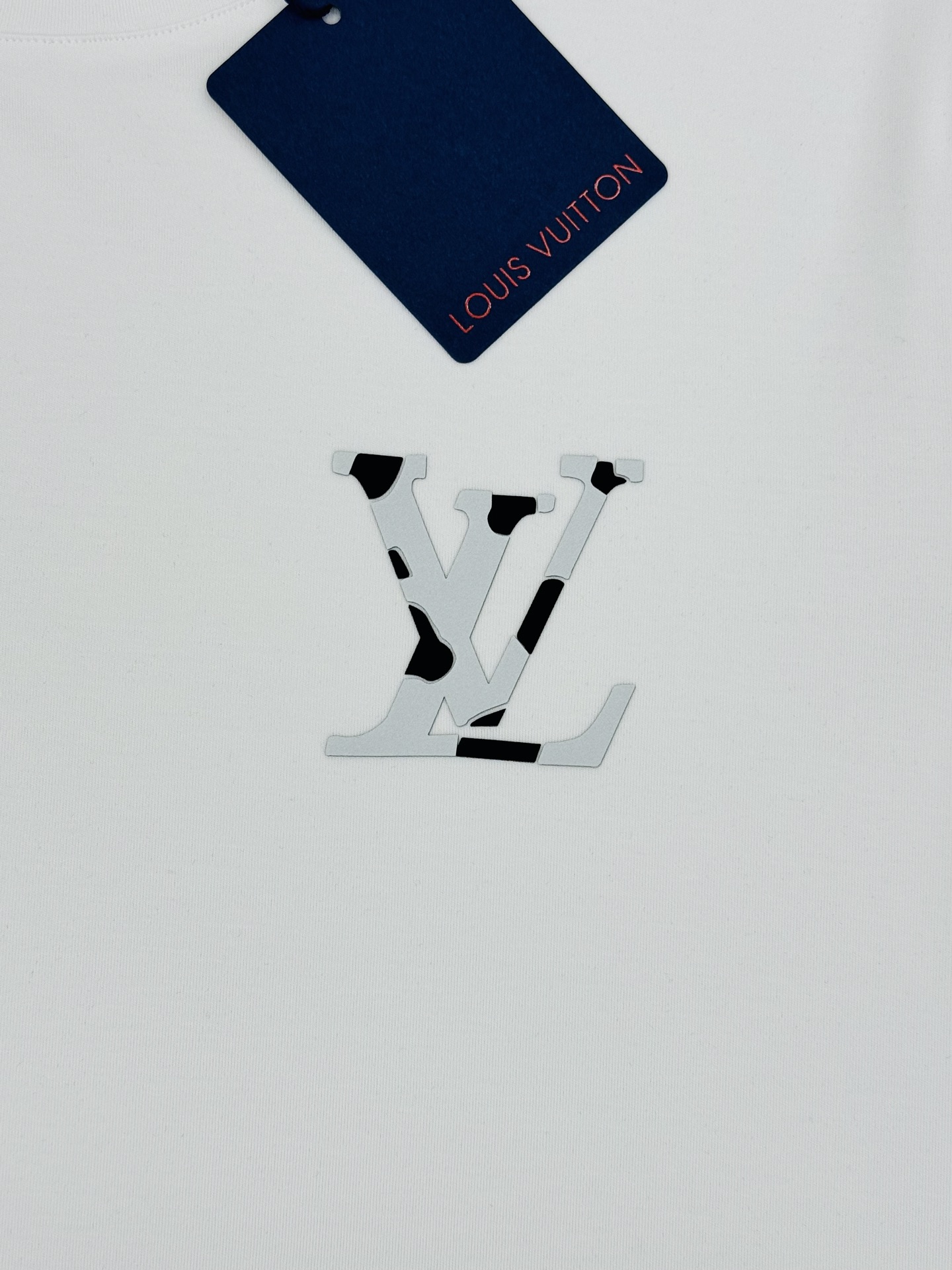 驴牌*25s新款莫代尔T恤.纯色系推荐！胸口经典lv标识.原版定制.精致好看.简单高级.质感极好舒适又透