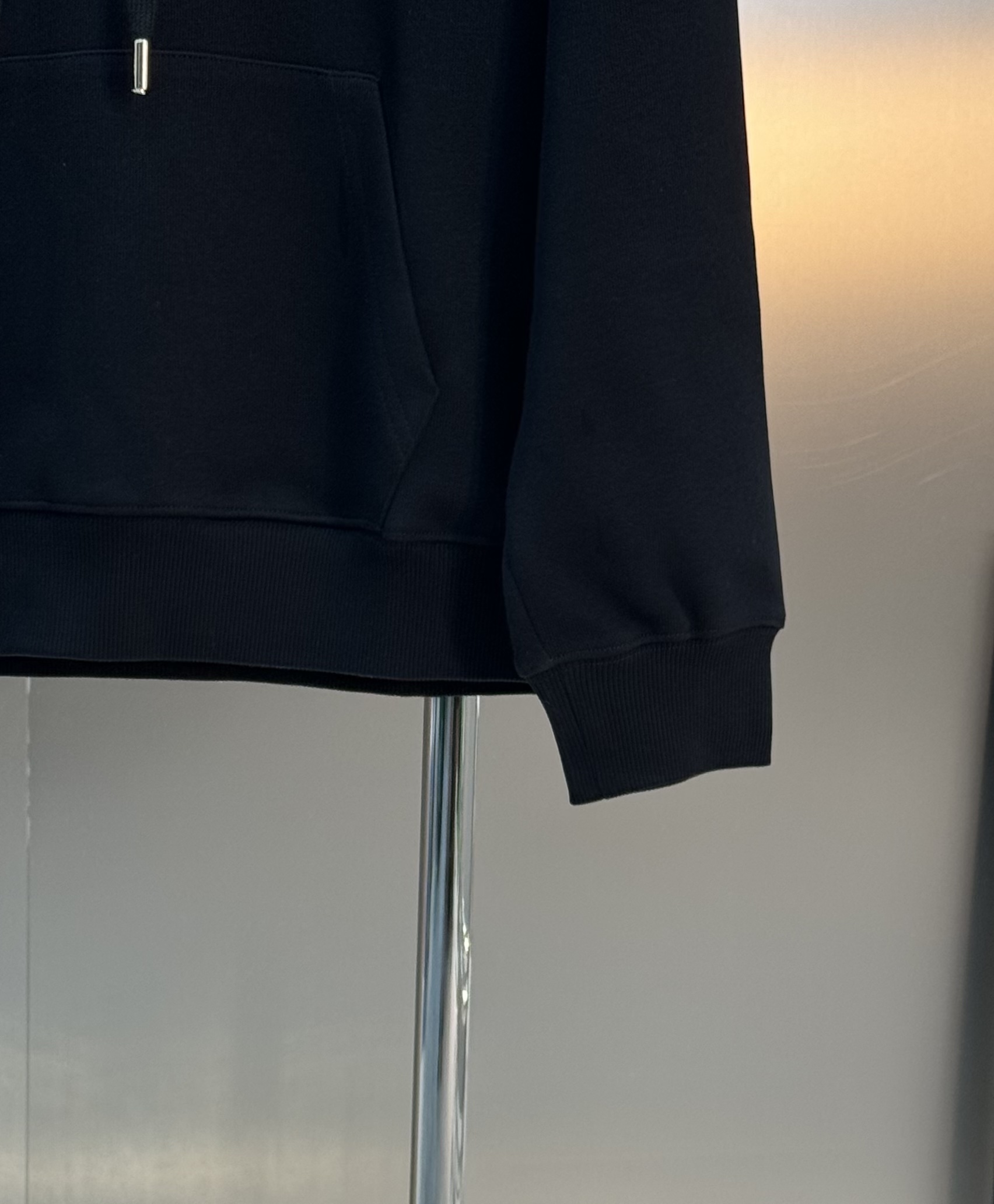 驴牌LV连帽卫衣有黑白两色，柔软棉质面料，穿着舒适又透气✨。正面LV标志+经典花纹，辨识度超高！连帽+抽