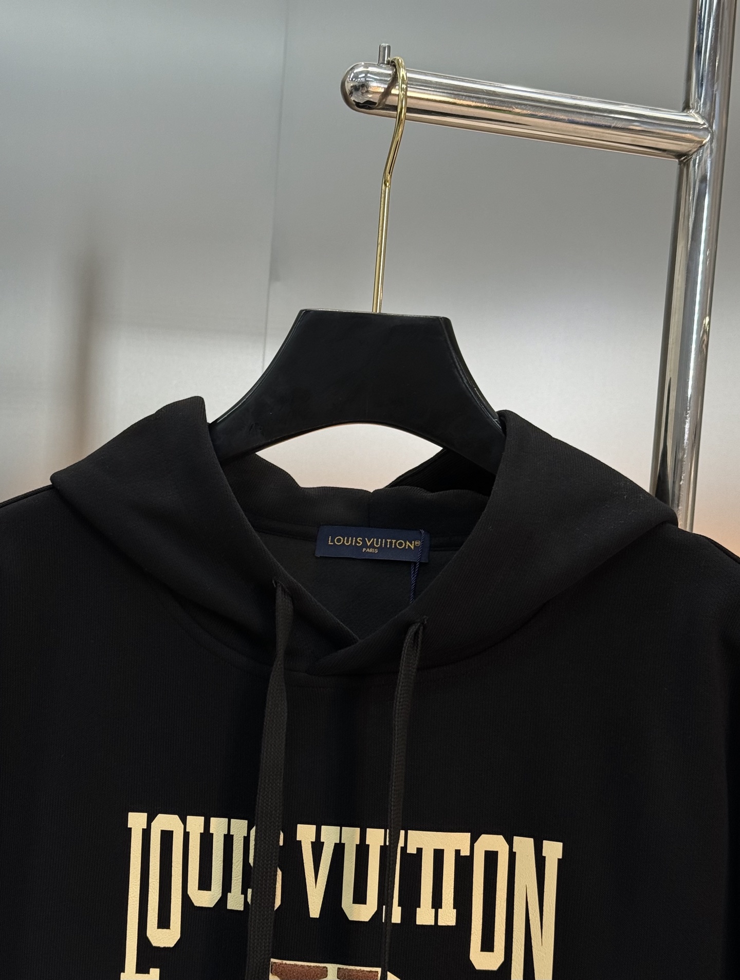 驴牌LV连帽卫衣有黑白两色，柔软棉质面料，穿着舒适又透气✨。正面LV标志+经典花纹，辨识度超高！连帽+抽