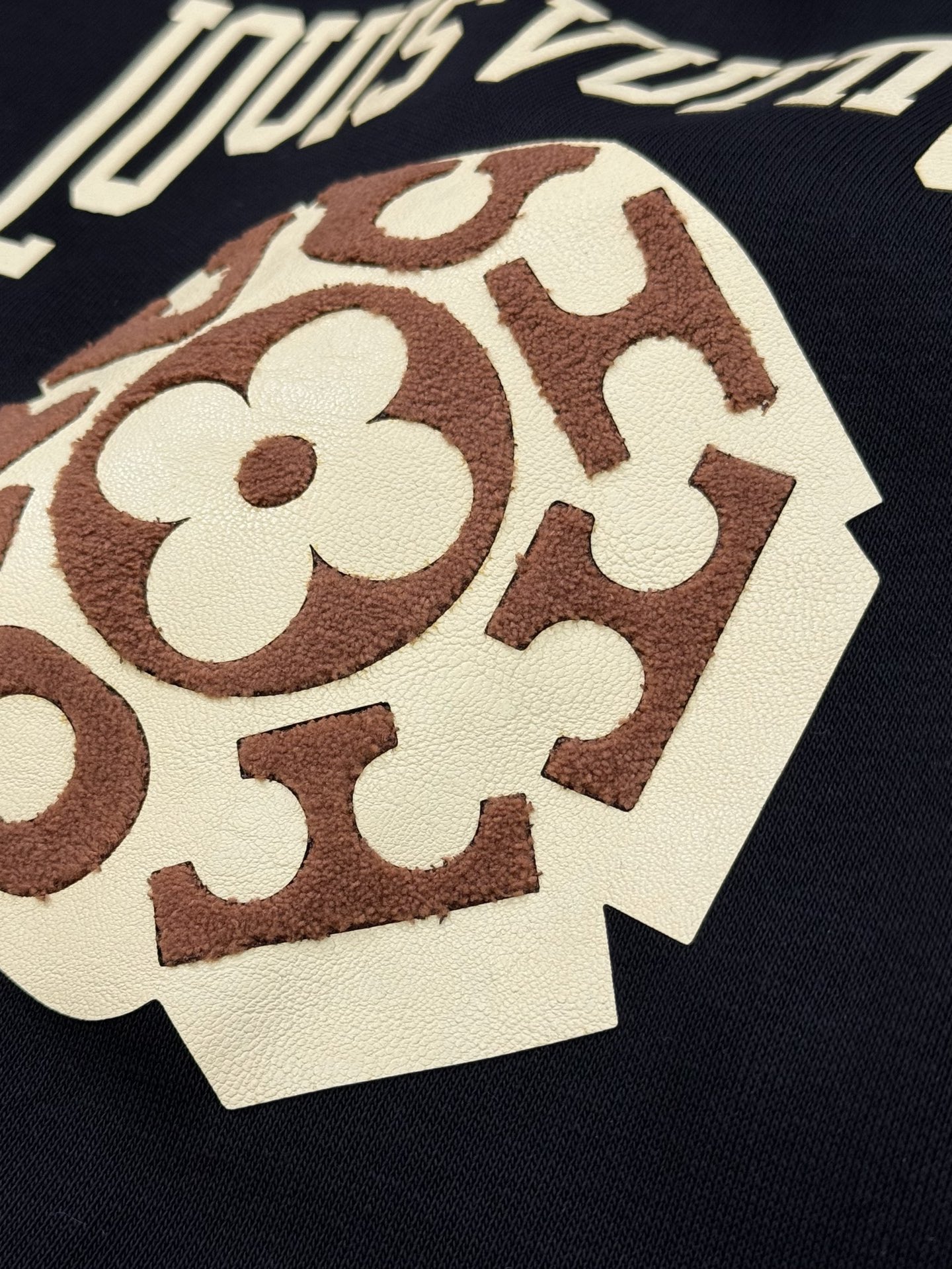 驴牌LV连帽卫衣有黑白两色，柔软棉质面料，穿着舒适又透气✨。正面LV标志+经典花纹，辨识度超高！连帽+抽