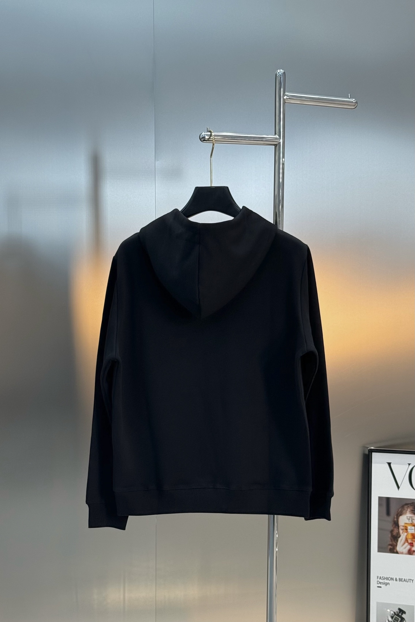 驴牌LV连帽卫衣有黑白两色，柔软棉质面料，穿着舒适又透气✨。正面LV标志+经典花纹，辨识度超高！连帽+抽