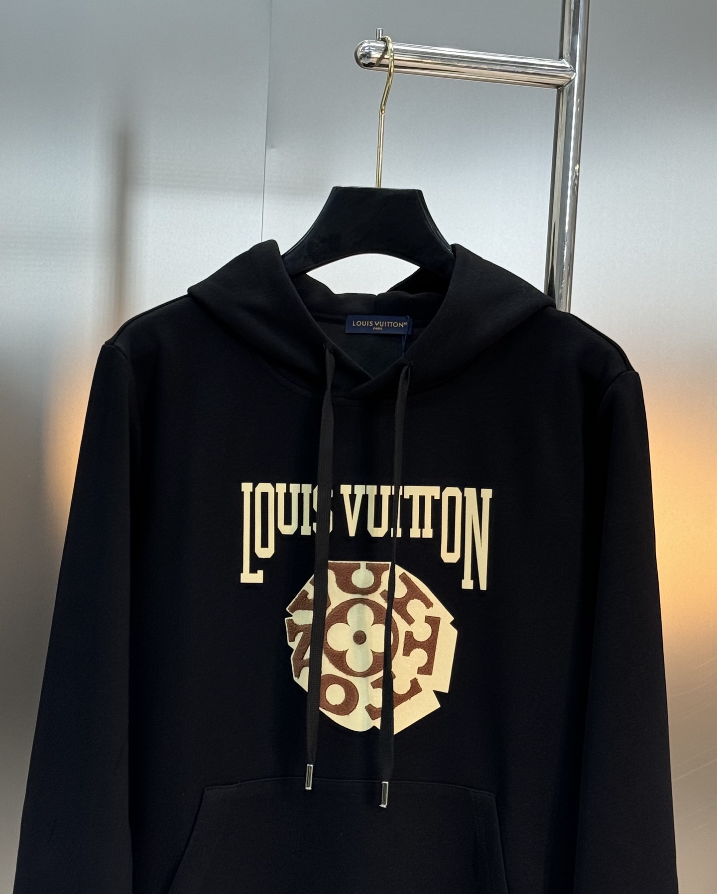 驴牌LV连帽卫衣有黑白两色，柔软棉质面料，穿着舒适又透气✨。正面LV标志+经典花纹，辨识度超高！连帽+抽