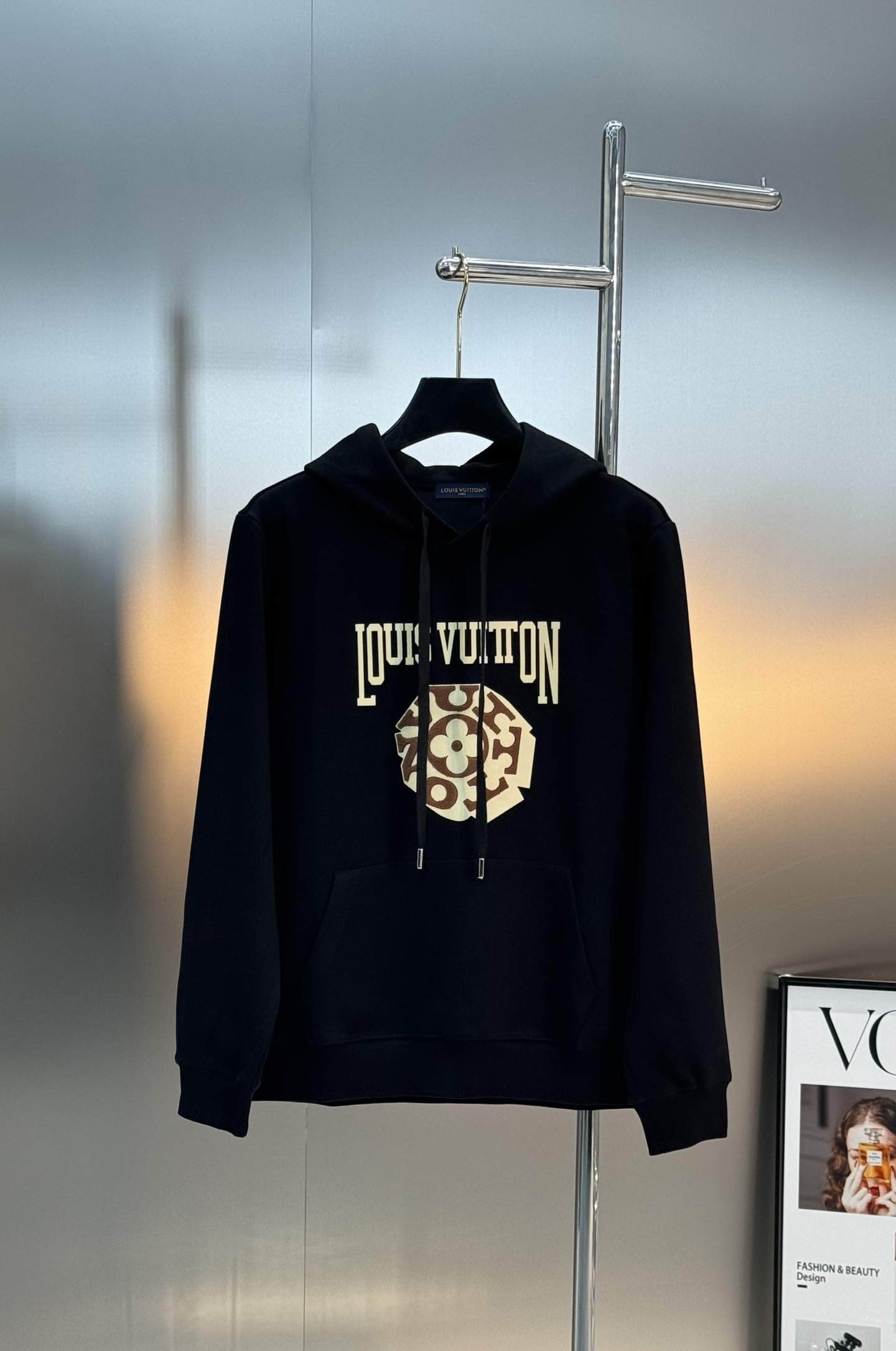 驴牌LV连帽卫衣有黑白两色，柔软棉质面料，穿着舒适又透气✨。正面LV标志+经典花纹，辨识度超高！连帽+抽