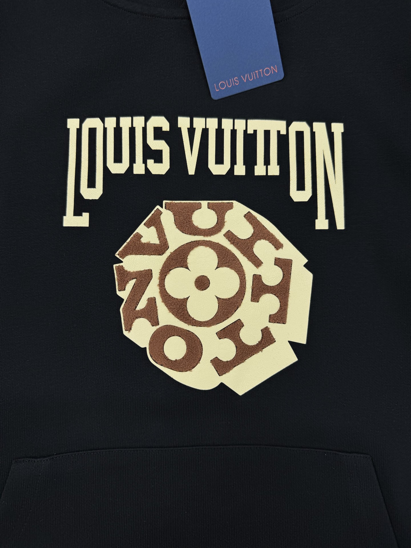 驴牌LV连帽卫衣有黑白两色，柔软棉质面料，穿着舒适又透气✨。正面LV标志+经典花纹，辨识度超高！连帽+抽