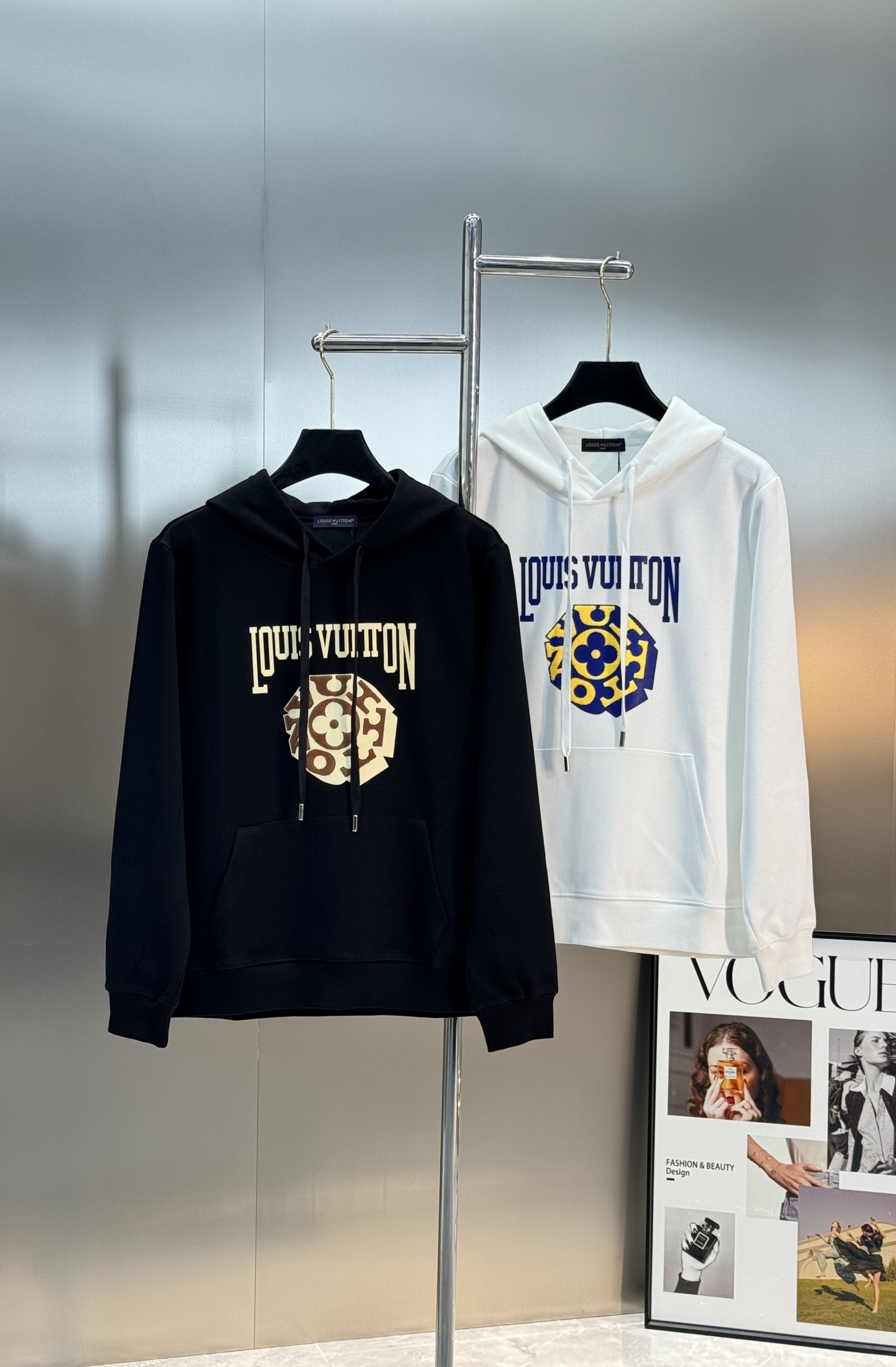 驴牌LV连帽卫衣有黑白两色，柔软棉质面料，穿着舒适又透气✨。正面LV标志+经典花纹，辨识度超高！连帽+抽