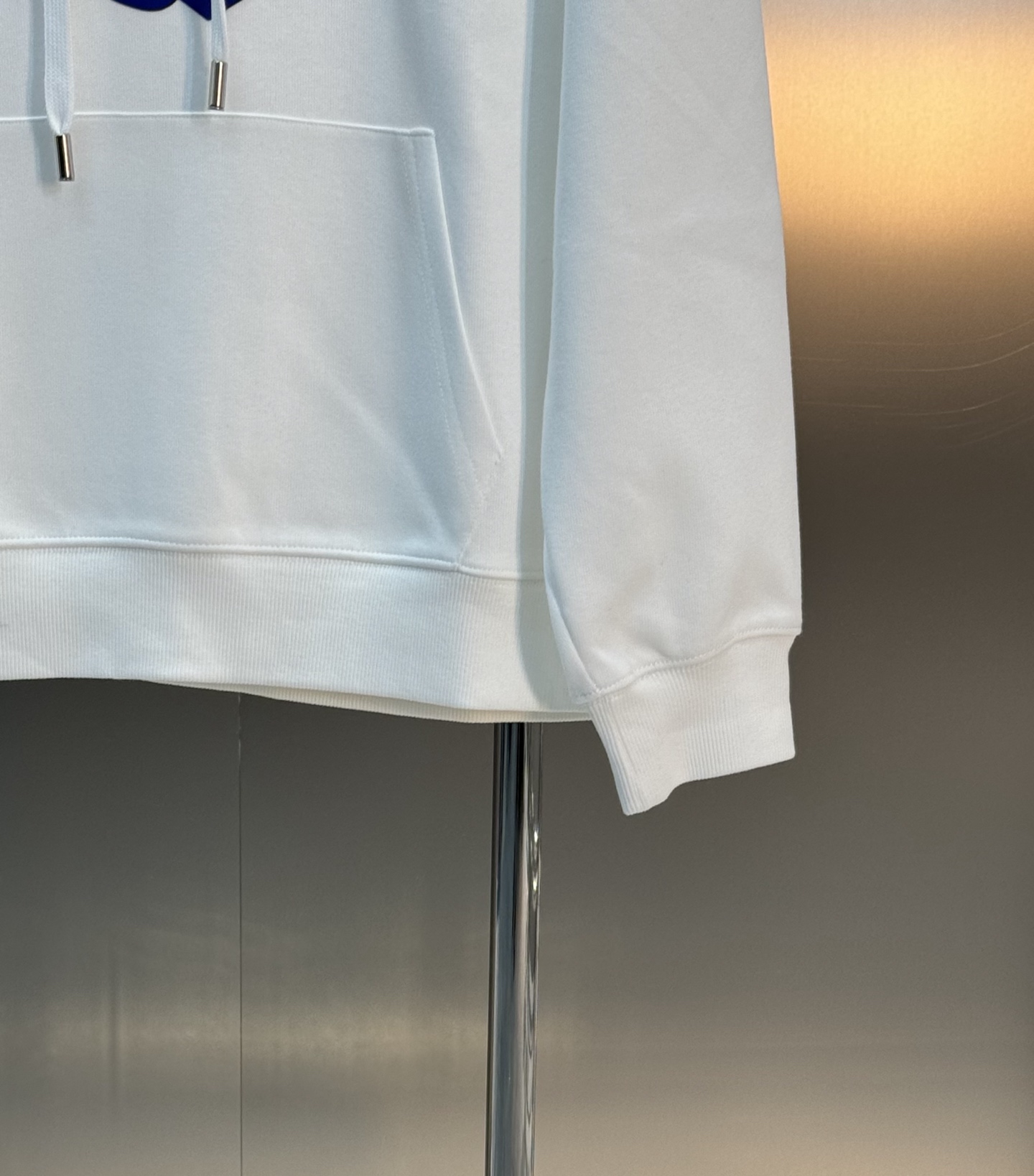 驴牌LV连帽卫衣有黑白两色，柔软棉质面料，穿着舒适又透气✨。正面LV标志+经典花纹，辨识度超高！连帽+抽