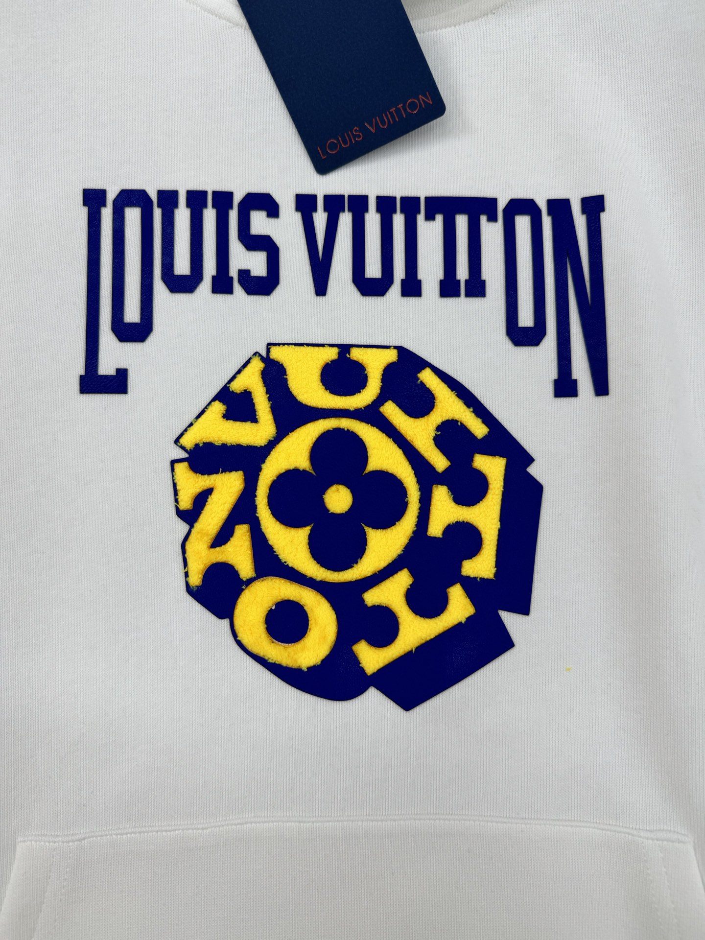 驴牌LV连帽卫衣有黑白两色，柔软棉质面料，穿着舒适又透气✨。正面LV标志+经典花纹，辨识度超高！连帽+抽