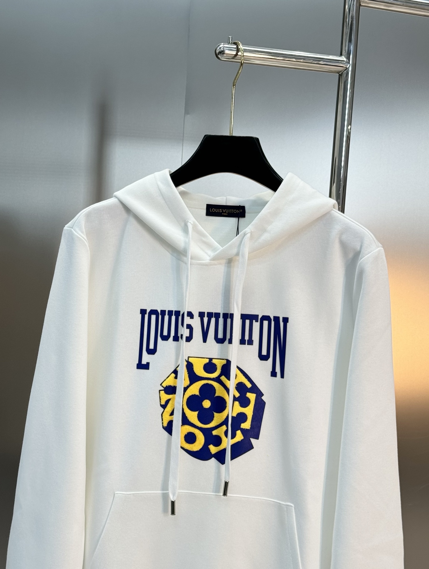 驴牌LV连帽卫衣有黑白两色，柔软棉质面料，穿着舒适又透气✨。正面LV标志+经典花纹，辨识度超高！连帽+抽