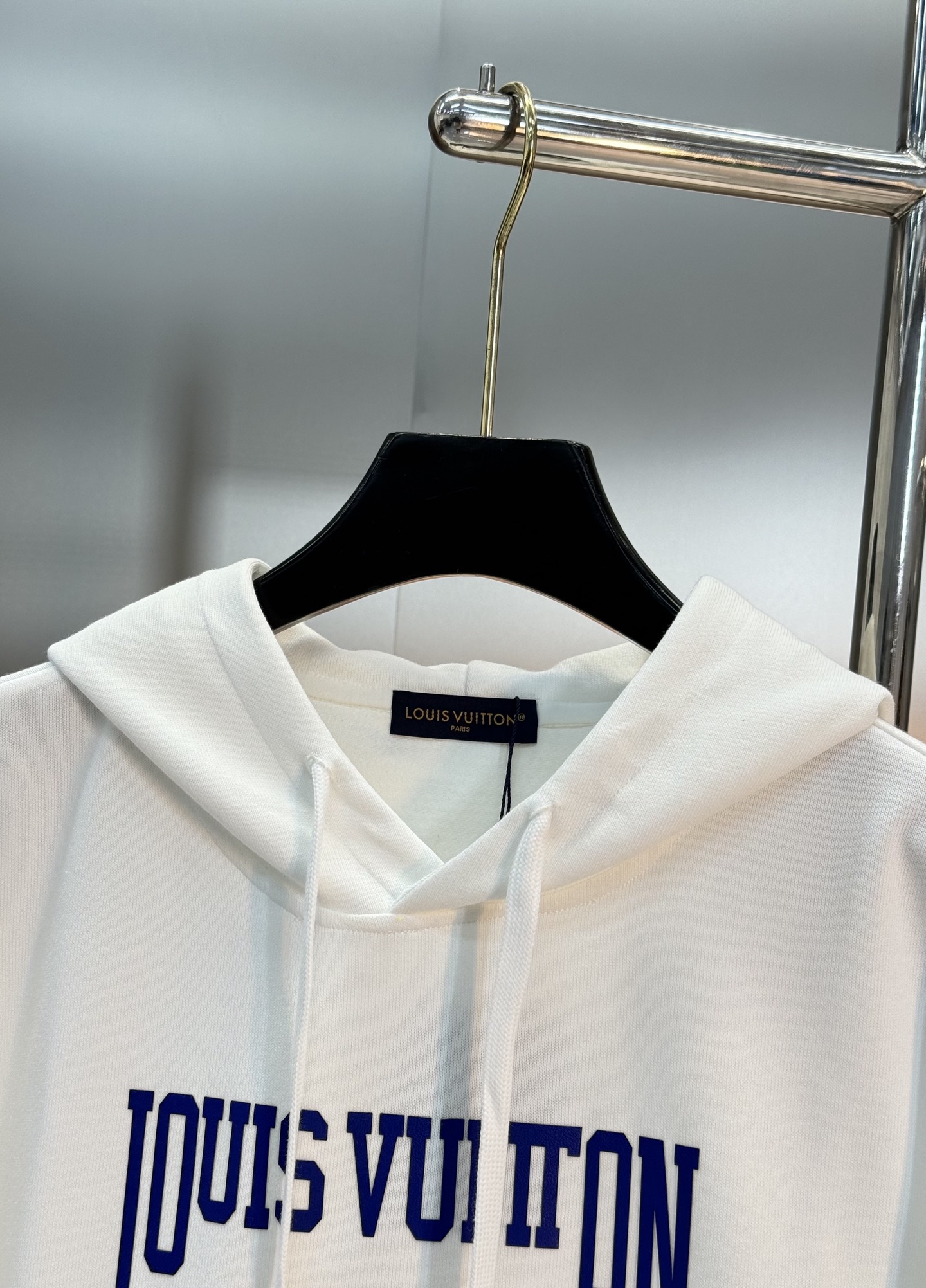 驴牌LV连帽卫衣有黑白两色，柔软棉质面料，穿着舒适又透气✨。正面LV标志+经典花纹，辨识度超高！连帽+抽