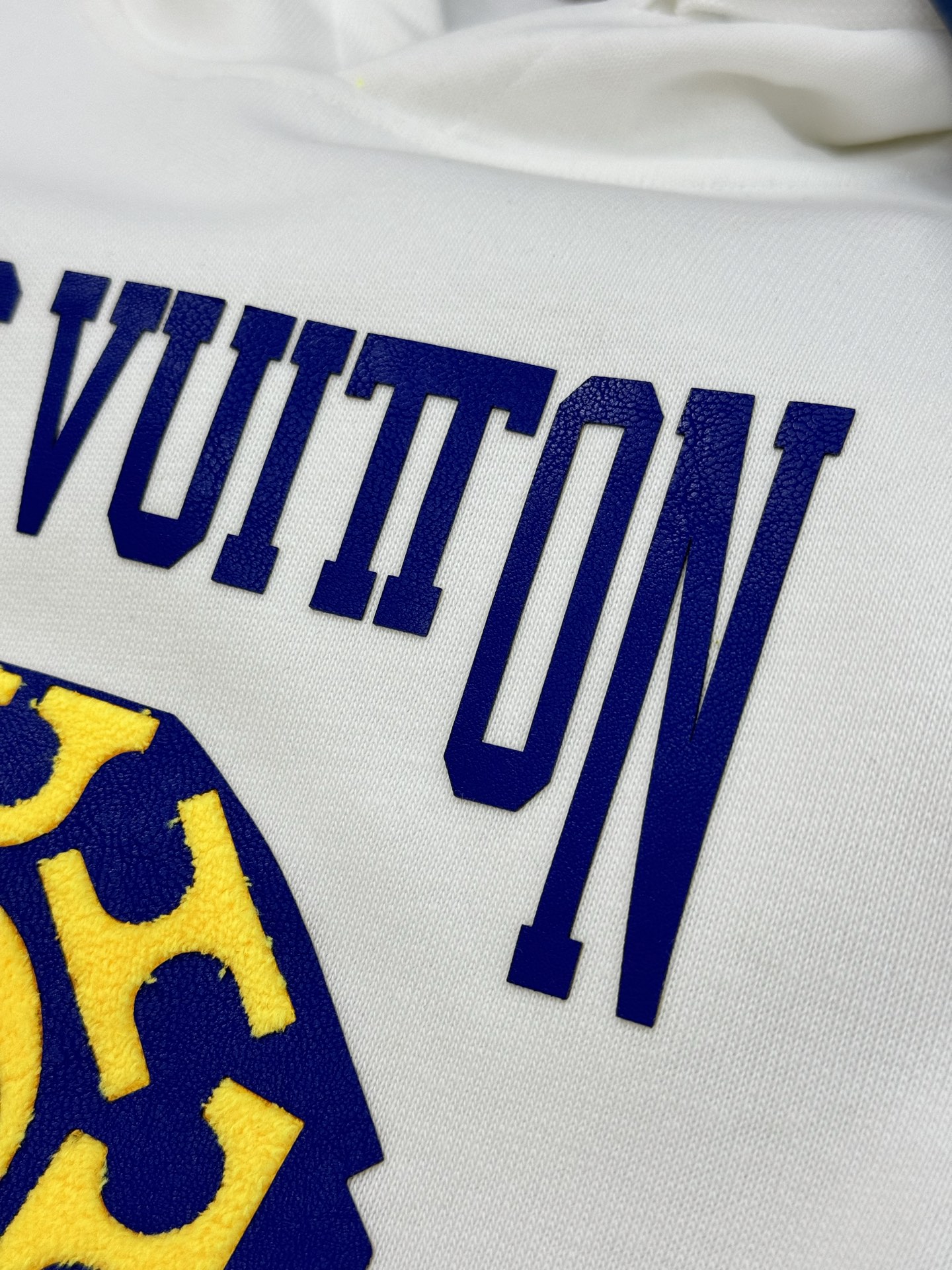 驴牌LV连帽卫衣有黑白两色，柔软棉质面料，穿着舒适又透气✨。正面LV标志+经典花纹，辨识度超高！连帽+抽