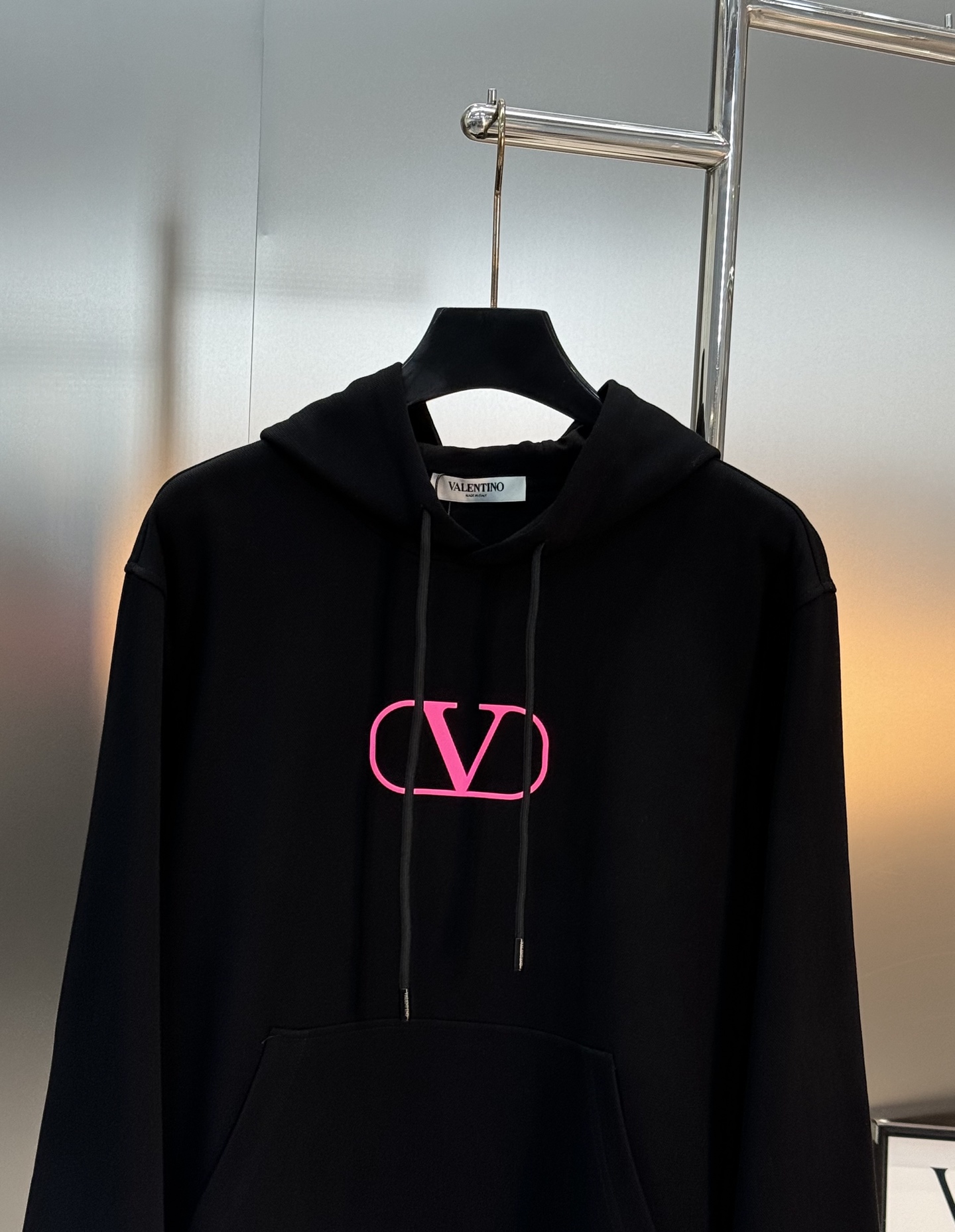 Valentin*华伦天奴新款连帽卫衣！撞粉色系搭配.男女同款～双面字母烫画设计.胸口基础款标识.后背视