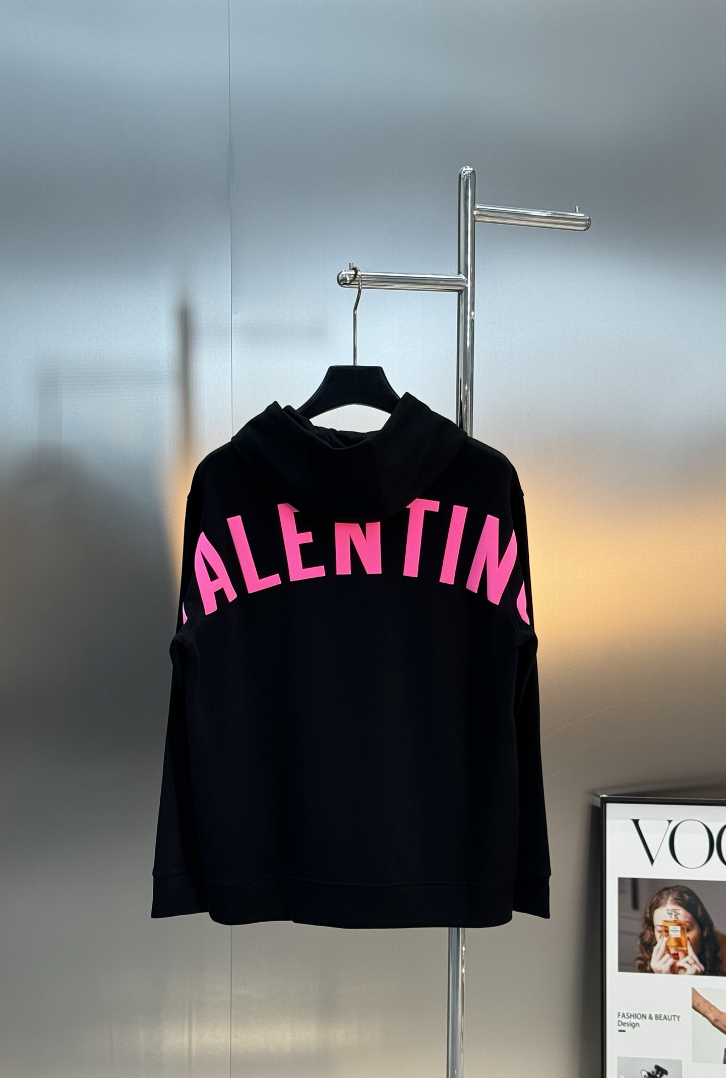 Valentin*华伦天奴新款连帽卫衣！撞粉色系搭配.男女同款～双面字母烫画设计.胸口基础款标识.后背视
