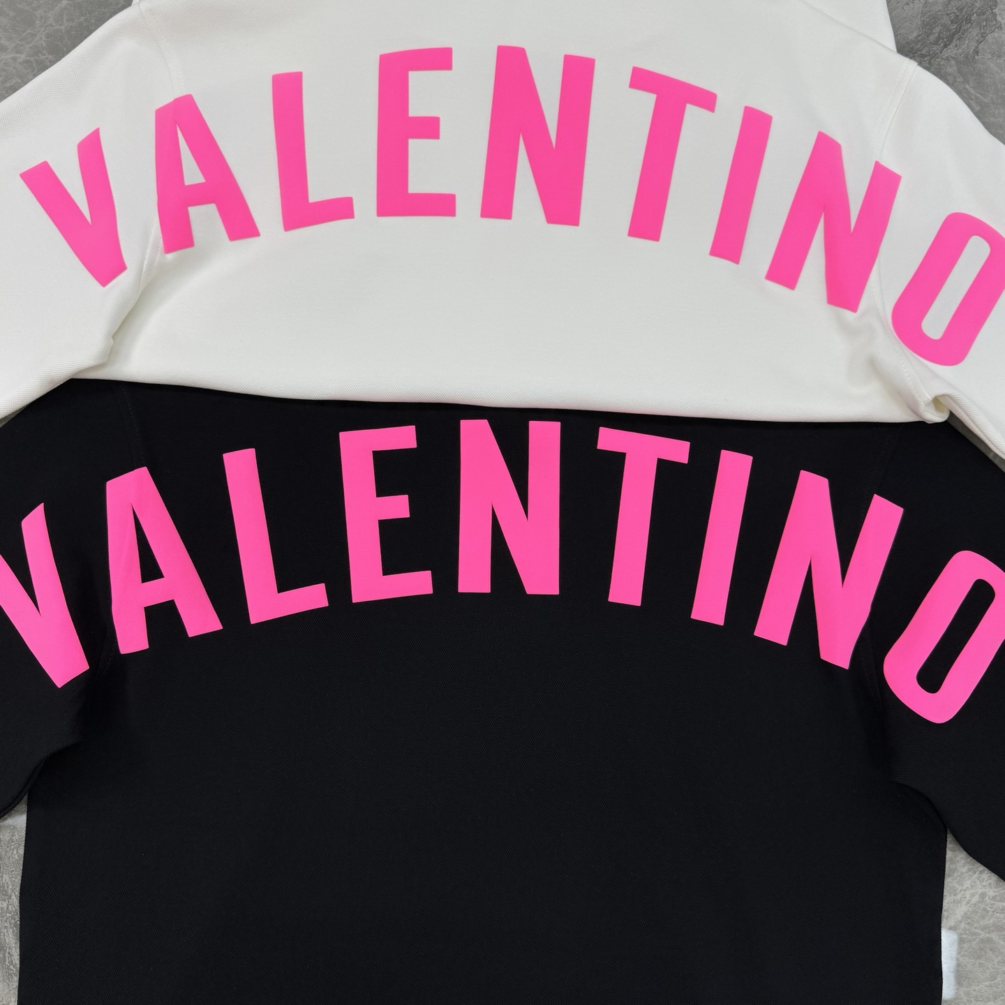 Valentin*华伦天奴新款连帽卫衣！撞粉色系搭配.男女同款～双面字母烫画设计.胸口基础款标识.后背视