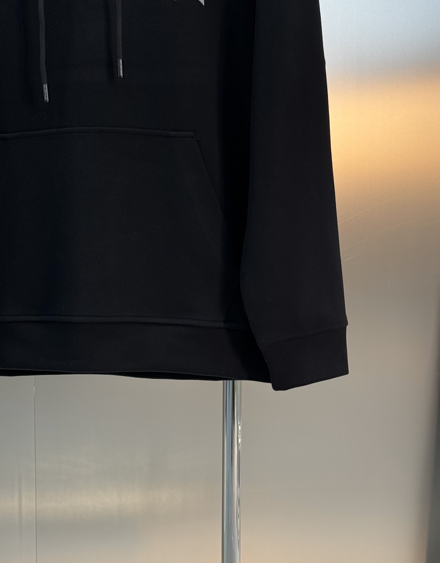 Balenciag*巴黎家新款连帽卫衣.干净清爽款❤️男女同款！os版型真的很迷人.品牌图形字母烫画设计