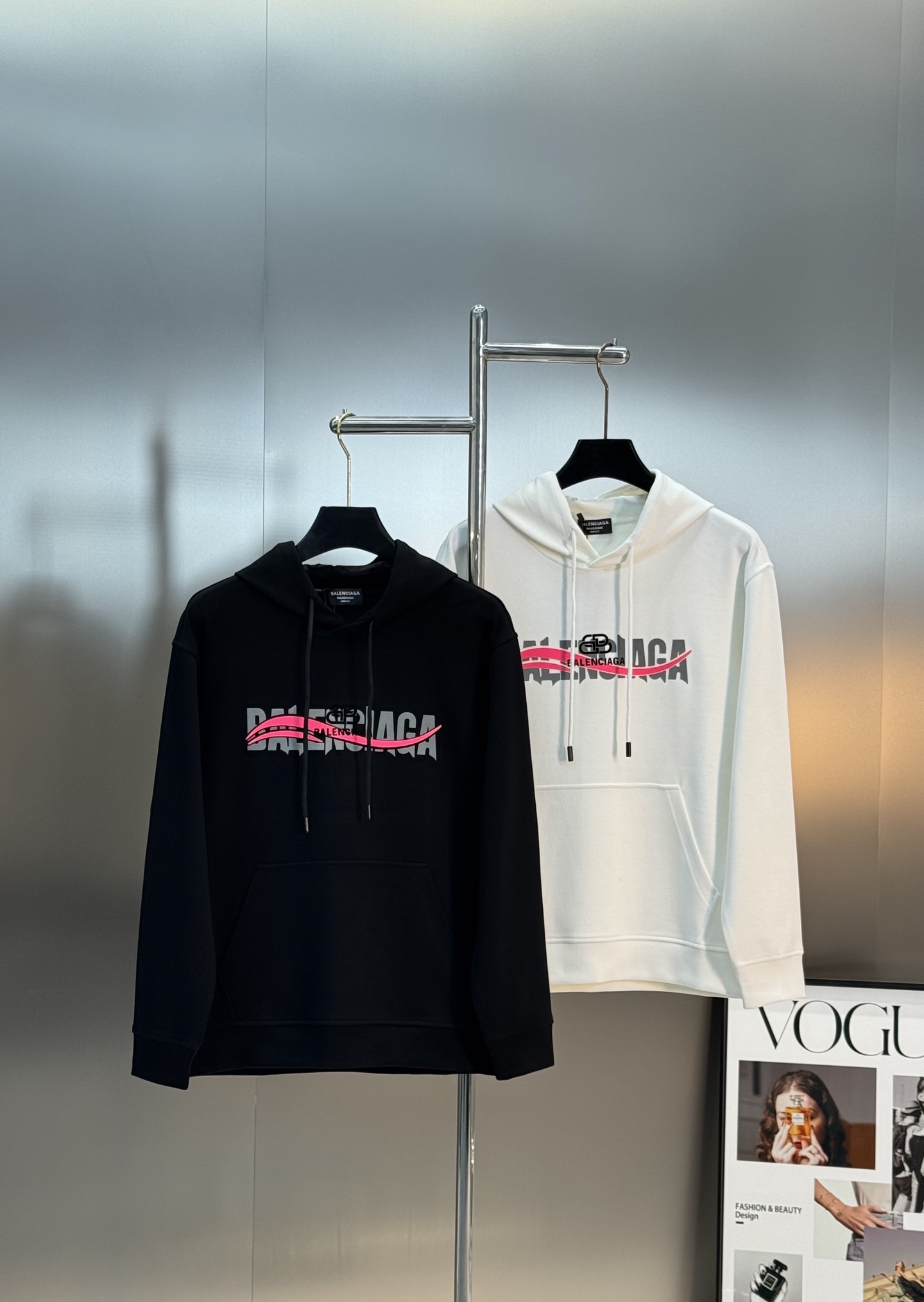 Balenciag*巴黎家新款连帽卫衣.干净清爽款❤️男女同款！os版型真的很迷人.品牌图形字母烫画设计