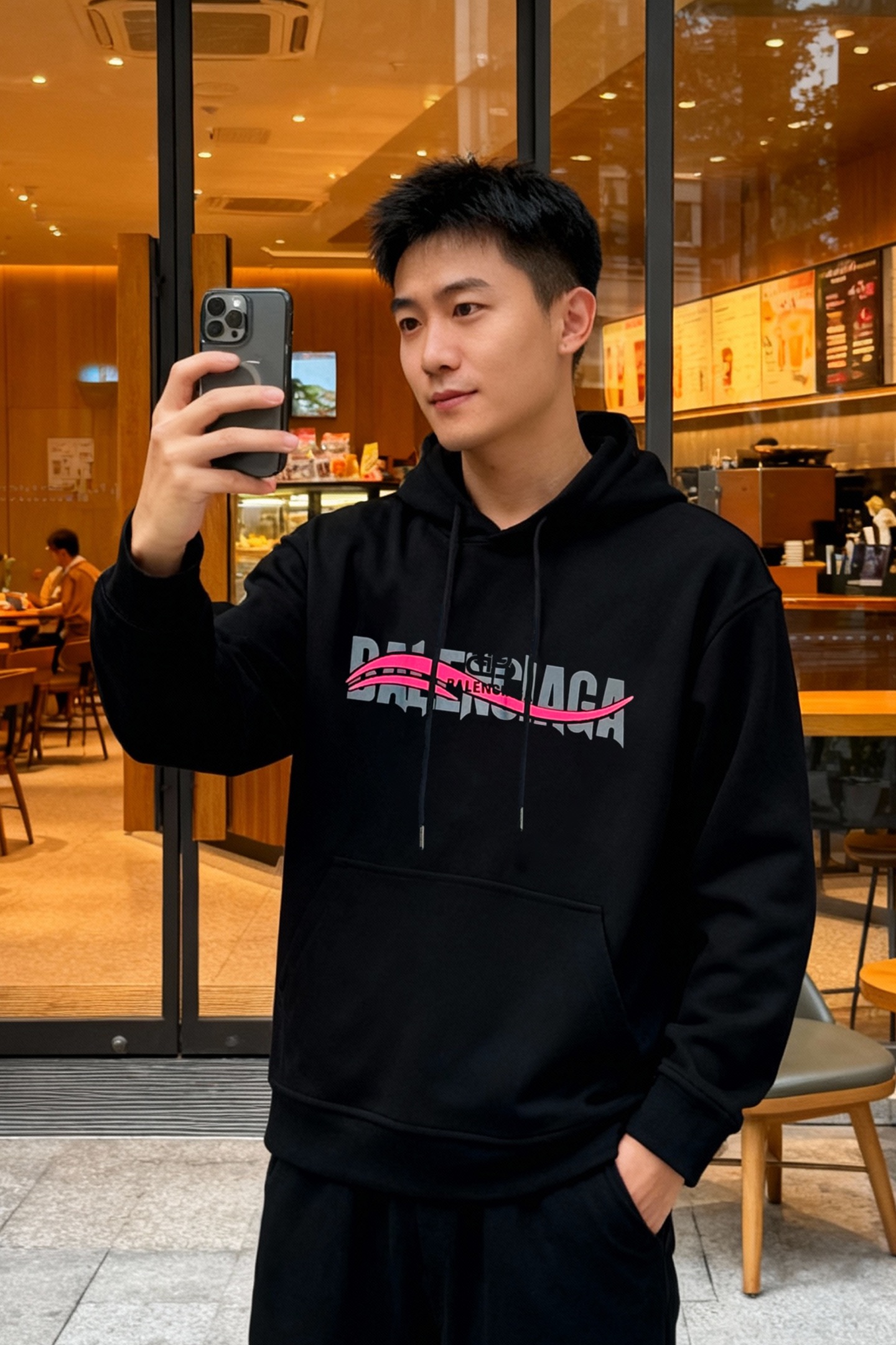 Balenciag*巴黎家新款连帽卫衣.干净清爽款❤️男女同款！os版型真的很迷人.品牌图形字母烫画设计