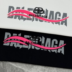 Balenciag*巴黎家新款连帽卫衣.干净清爽款❤️男女同款!os版型真的很迷人.品牌图形字母烫画设计 Balenciag*巴黎家新款连帽卫衣.干净清爽款❤️男女同款!os版型真的很迷人.品牌图形字母烫画设计