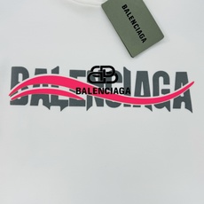Balenciag*巴黎家新款连帽卫衣.干净清爽款❤️男女同款!os版型真的很迷人.品牌图形字母烫画设计 Balenciag*巴黎家新款连帽卫衣.干净清爽款❤️男女同款!os版型真的很迷人.品牌图形字母烫画设计