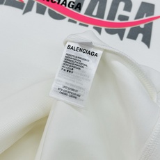 Balenciag*巴黎家新款连帽卫衣.干净清爽款❤️男女同款!os版型真的很迷人.品牌图形字母烫画设计 Balenciag*巴黎家新款连帽卫衣.干净清爽款❤️男女同款!os版型真的很迷人.品牌图形字母烫画设计