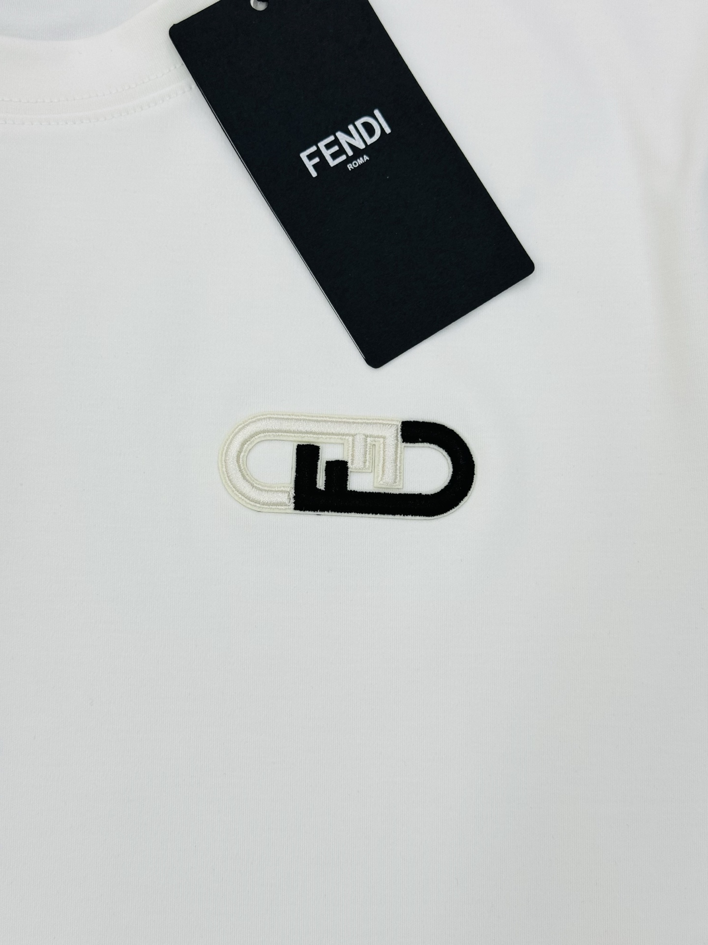 FENDI芬迪新品莫代尔T恤.胸口最新精致3D立体绣花工艺.经典FF绣花点亮经典.品相与面料工艺都极为拔