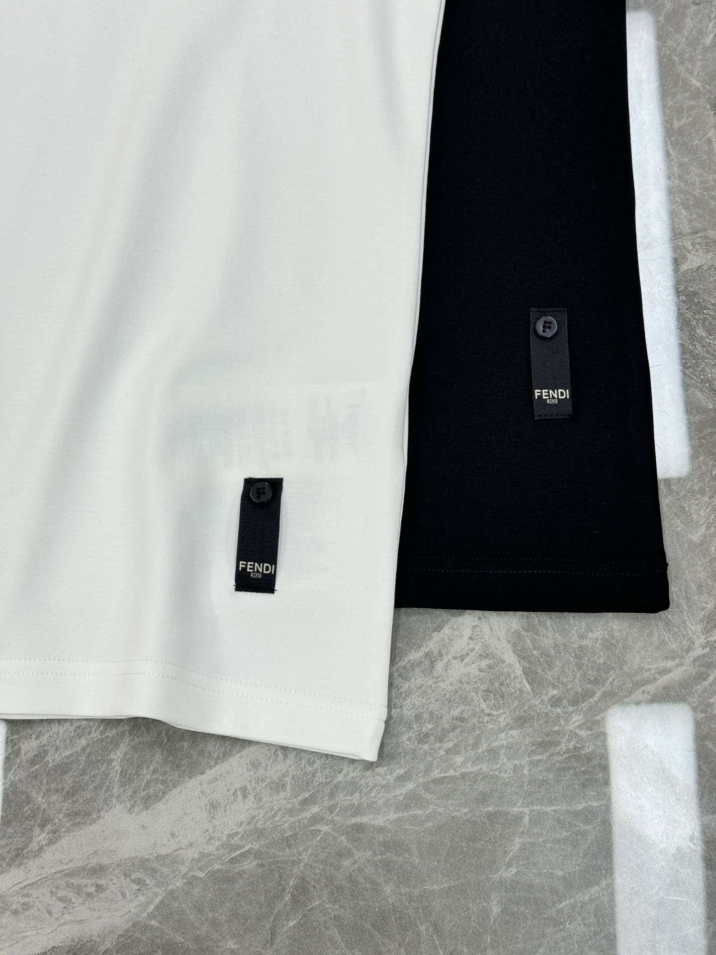 FENDI芬迪新品莫代尔T恤.重工绣花款.经典小怪兽造型.立体绣花饱满立体.口袋设计简约大方.上身有型！