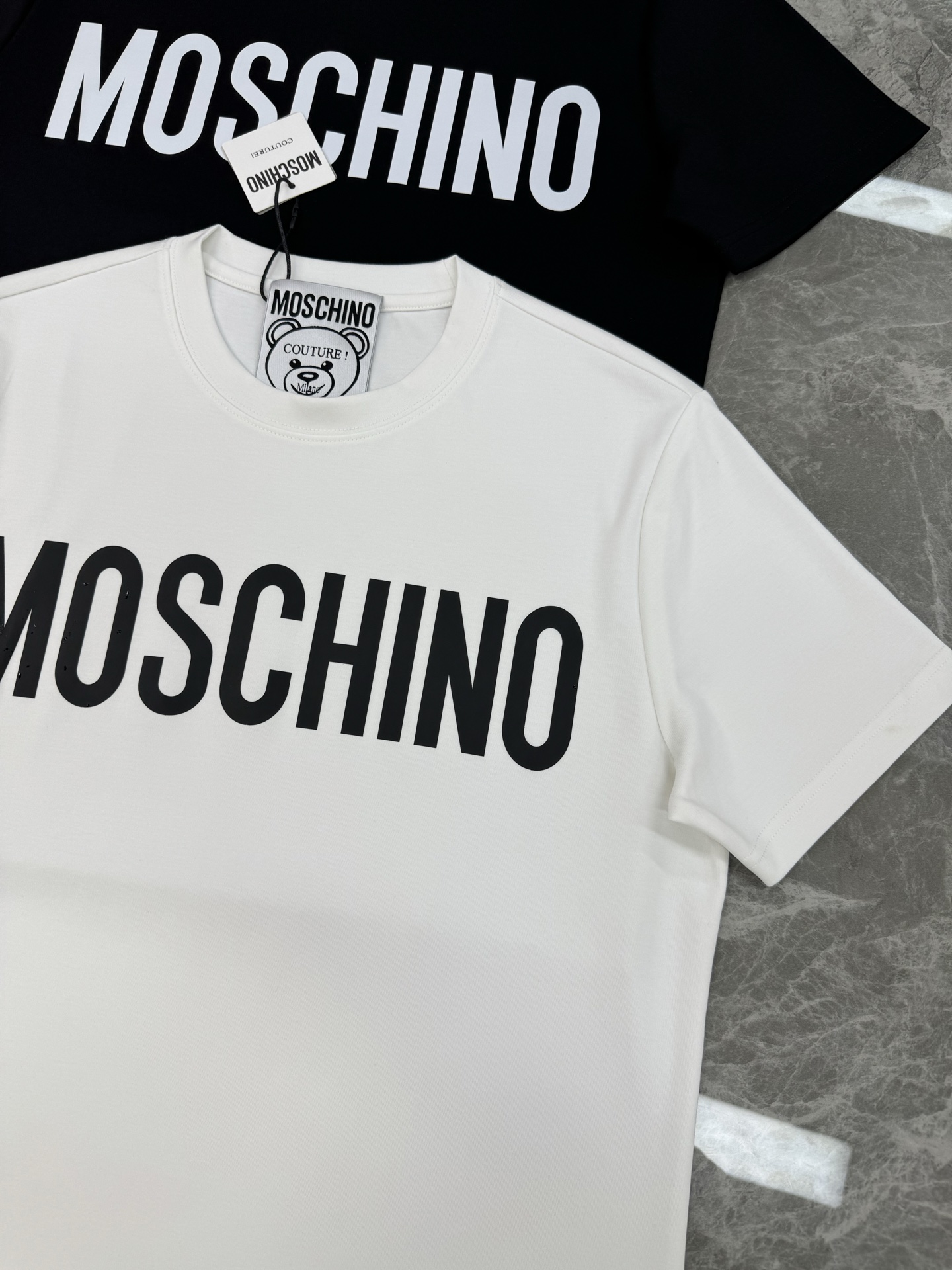 moschino（莫斯奇诺）新品莫代尔T恤！品牌字母图形元素点缀衣身，立体烫画设计！质感清晰。采用300