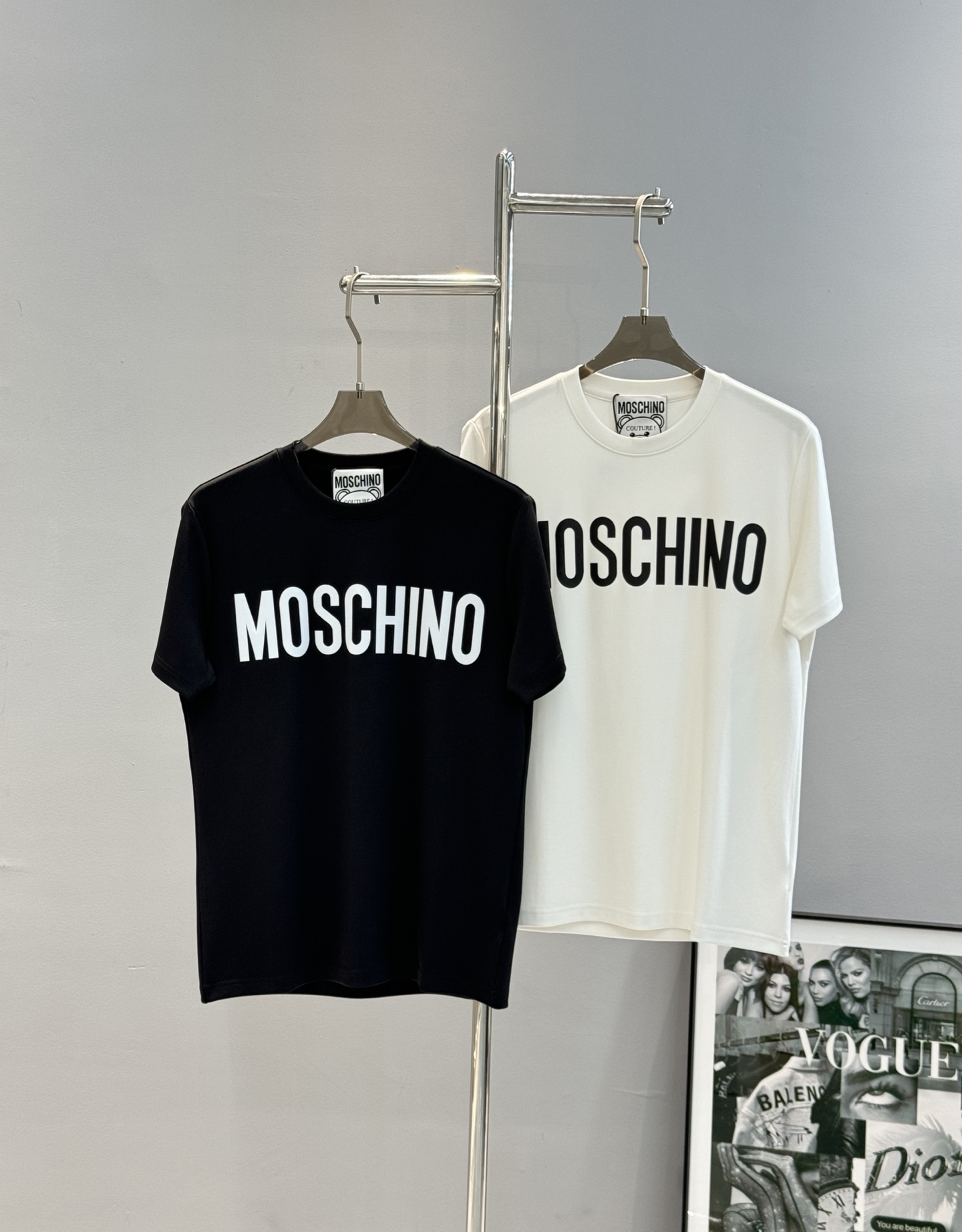 moschino（莫斯奇诺）新品莫代尔T恤！品牌字母图形元素点缀衣身，立体烫画设计！质感清晰。采用300