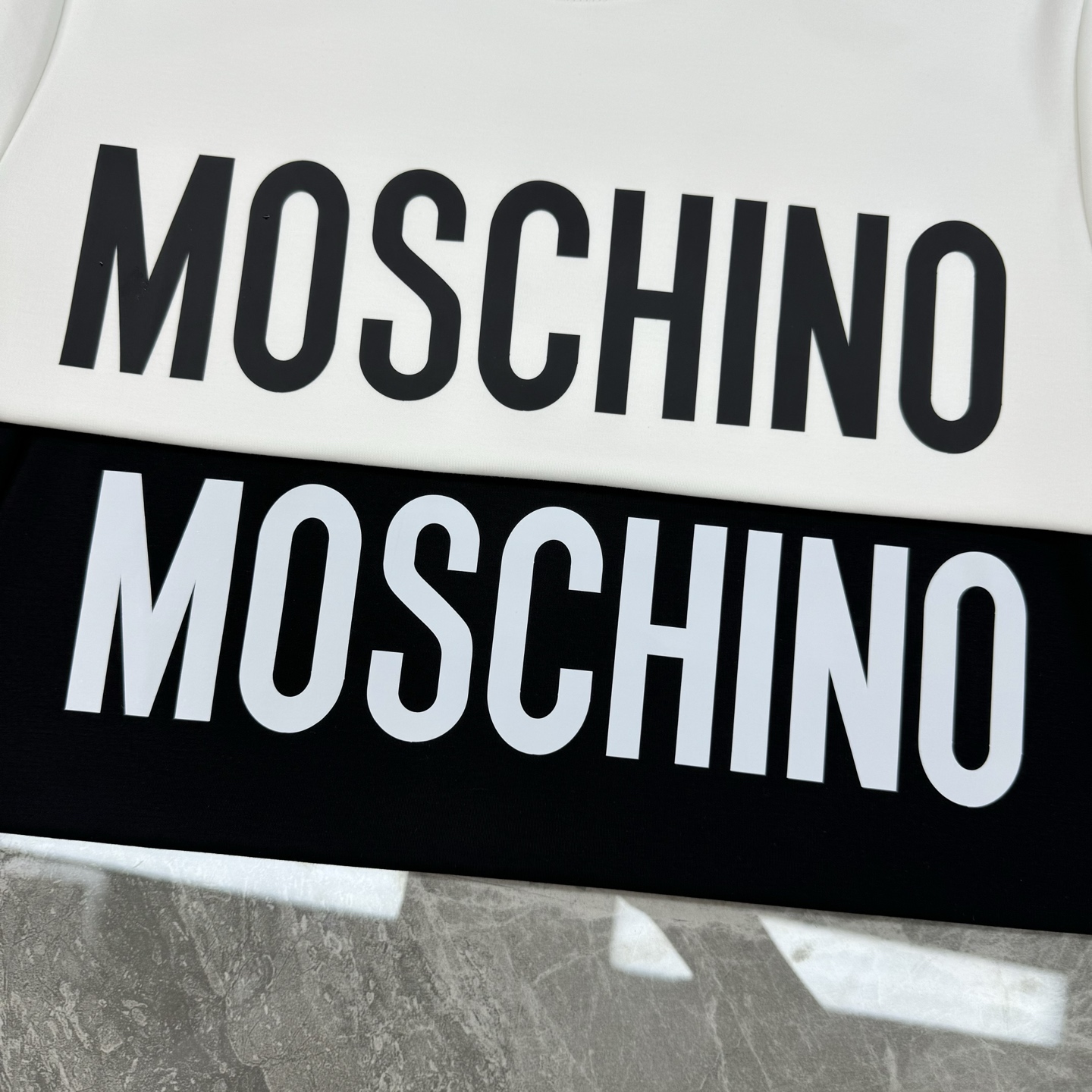 moschino（莫斯奇诺）新品莫代尔T恤！品牌字母图形元素点缀衣身，立体烫画设计！质感清晰。采用300
