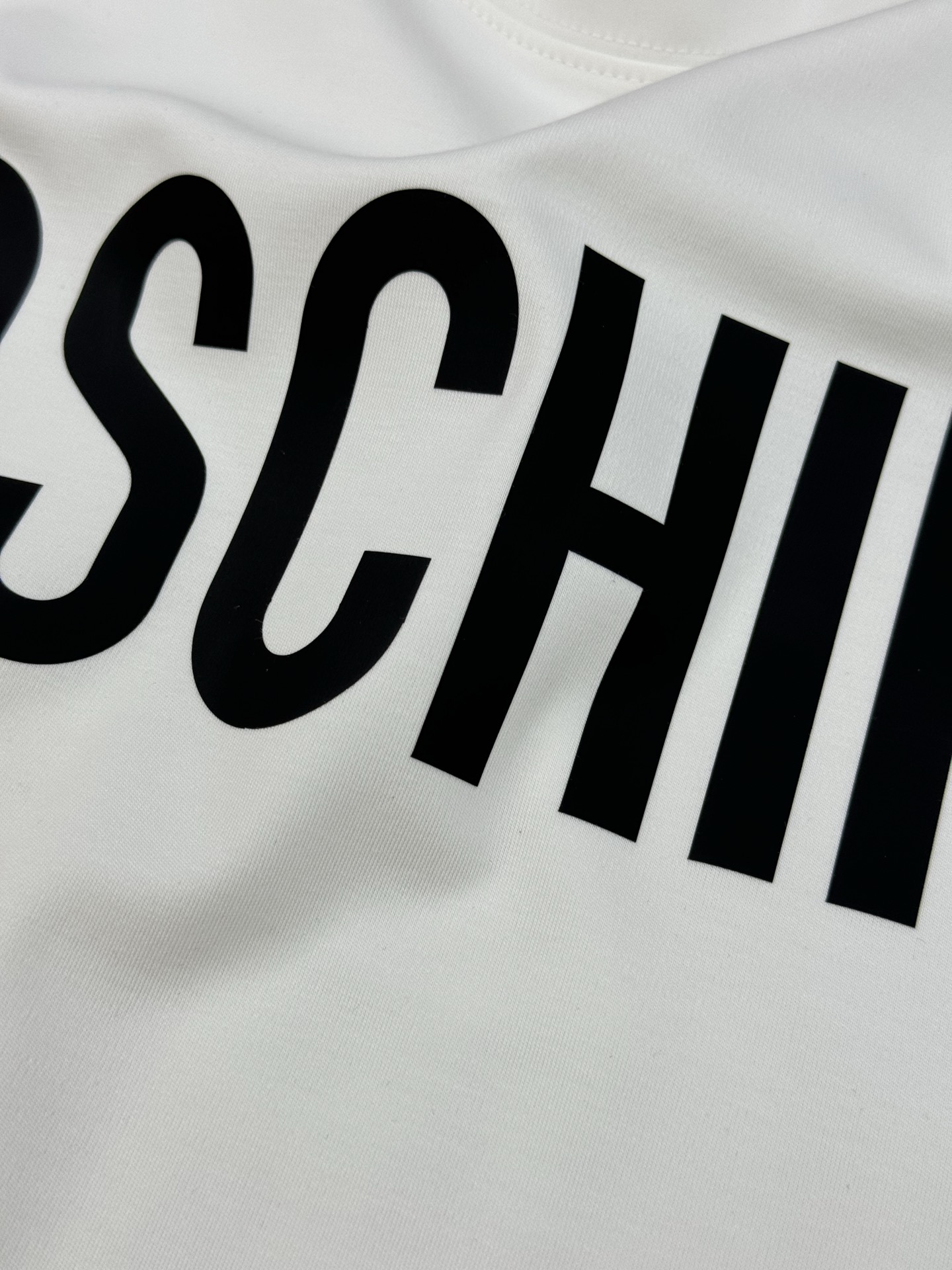 moschino（莫斯奇诺）新品莫代尔T恤！品牌字母图形元素点缀衣身，立体烫画设计！质感清晰。采用300