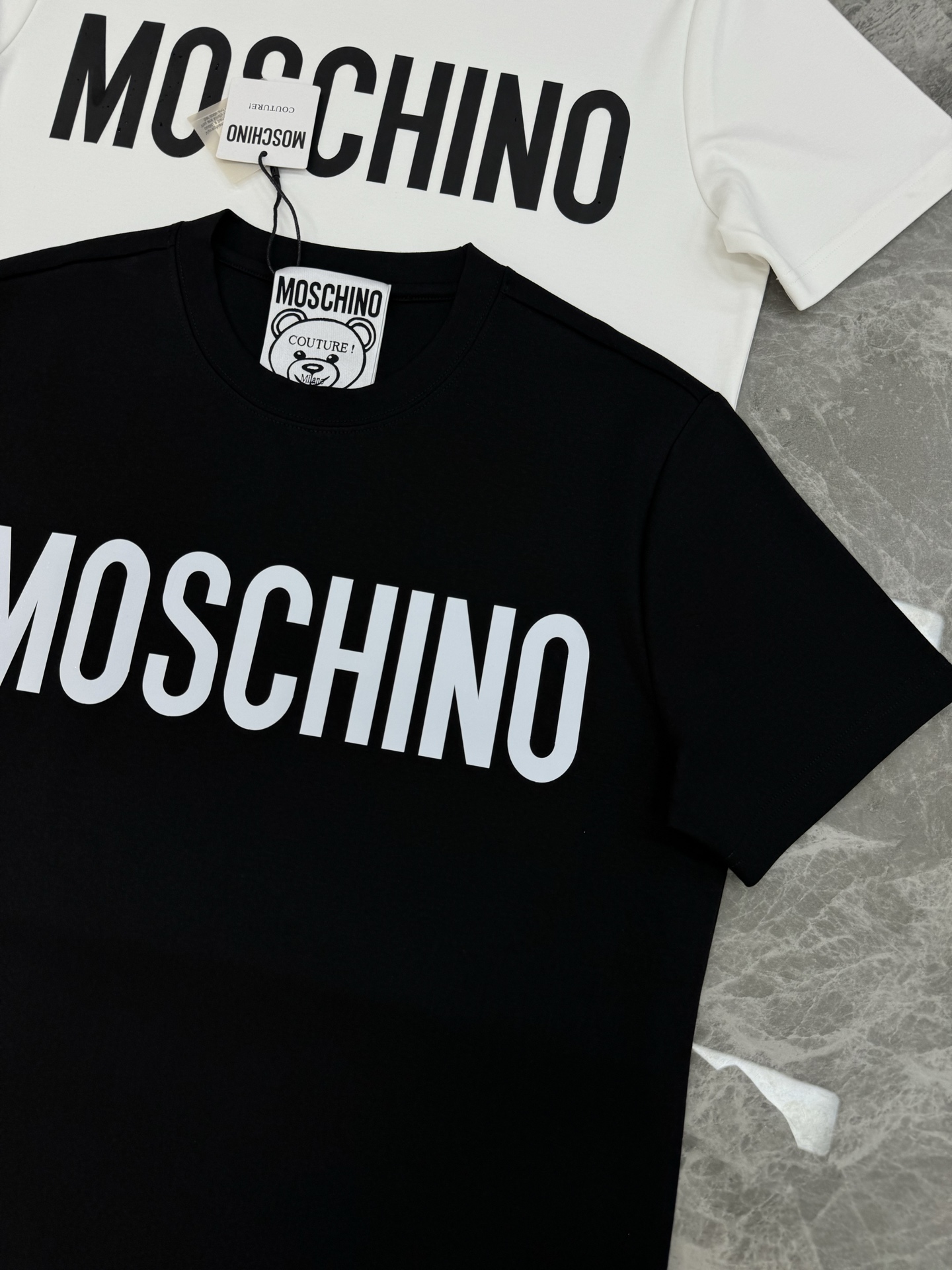 moschino（莫斯奇诺）新品莫代尔T恤！品牌字母图形元素点缀衣身，立体烫画设计！质感清晰。采用300