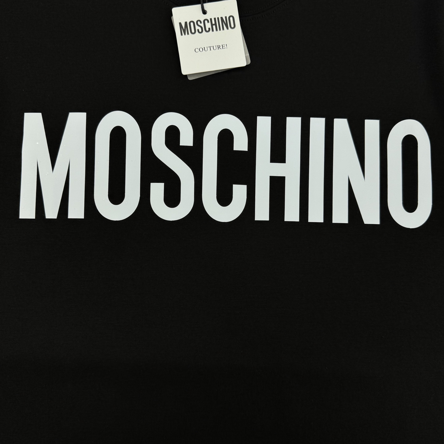 moschino（莫斯奇诺）新品莫代尔T恤！品牌字母图形元素点缀衣身，立体烫画设计！质感清晰。采用300