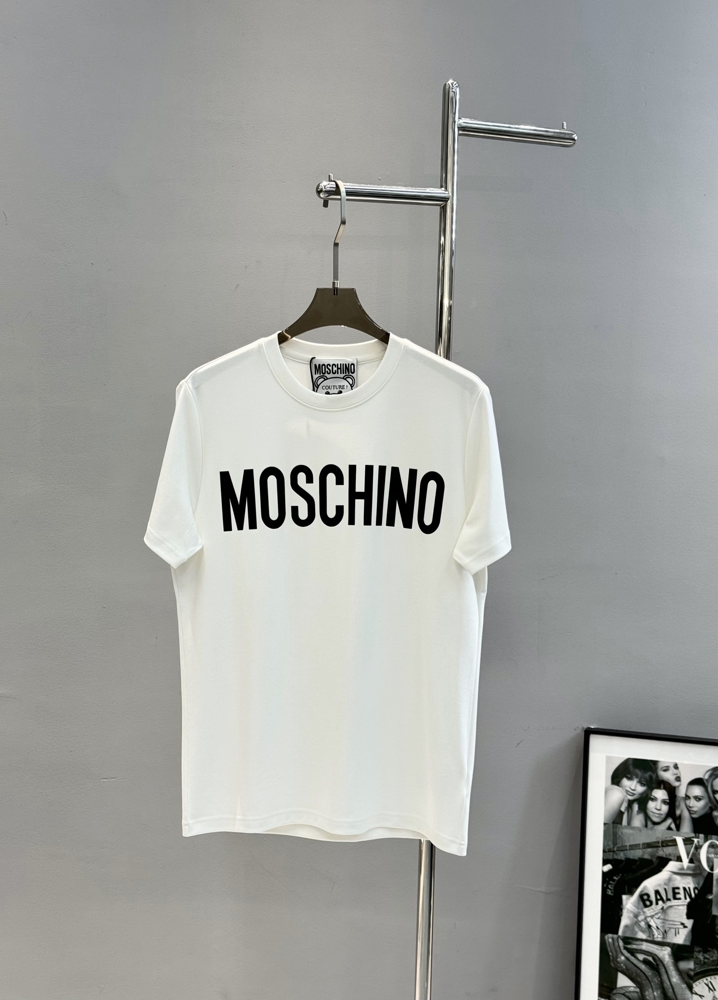 moschino（莫斯奇诺）新品莫代尔T恤！品牌字母图形元素点缀衣身，立体烫画设计！质感清晰。采用300