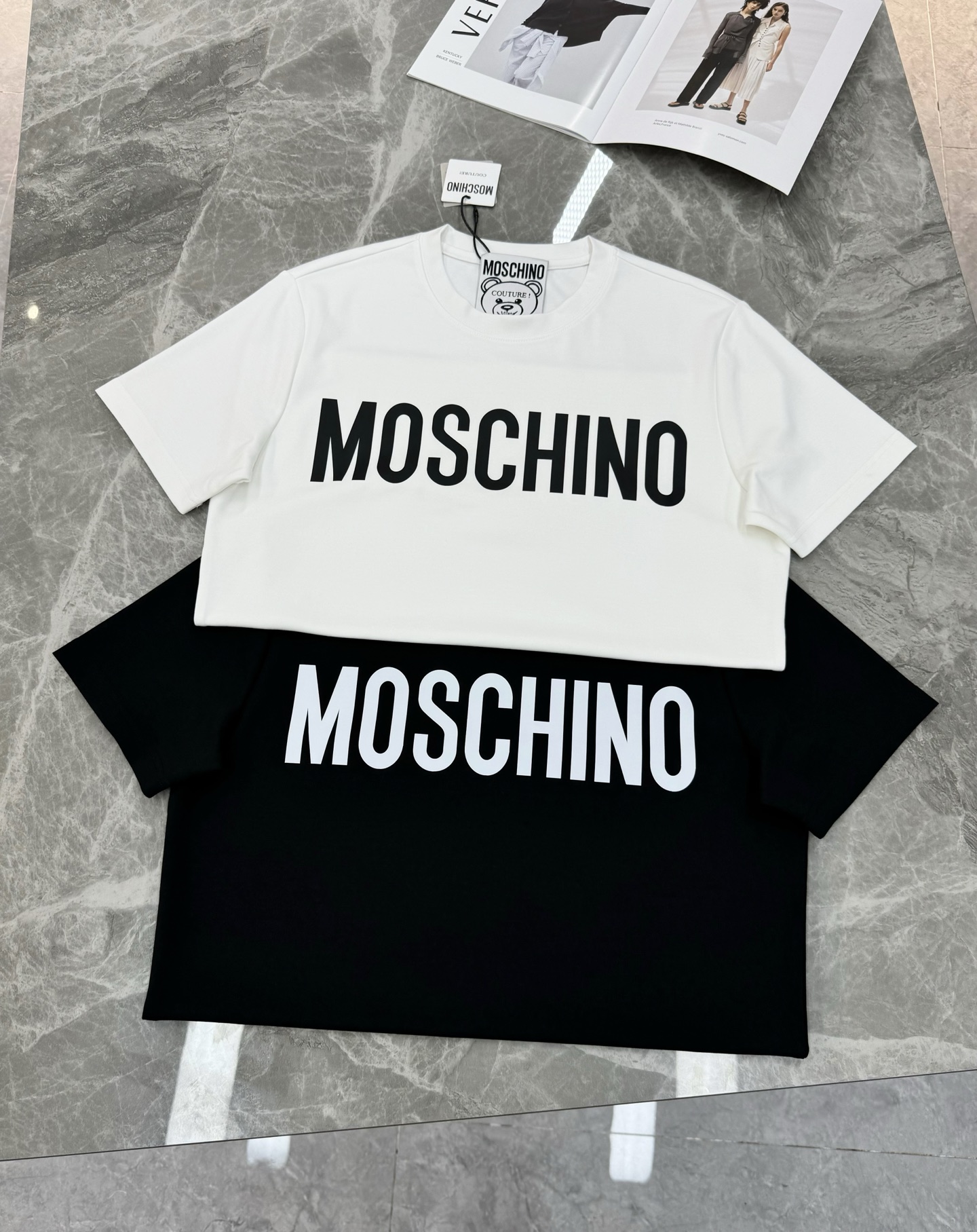 moschino（莫斯奇诺）新品莫代尔T恤！品牌字母图形元素点缀衣身，立体烫画设计！质感清晰。采用300