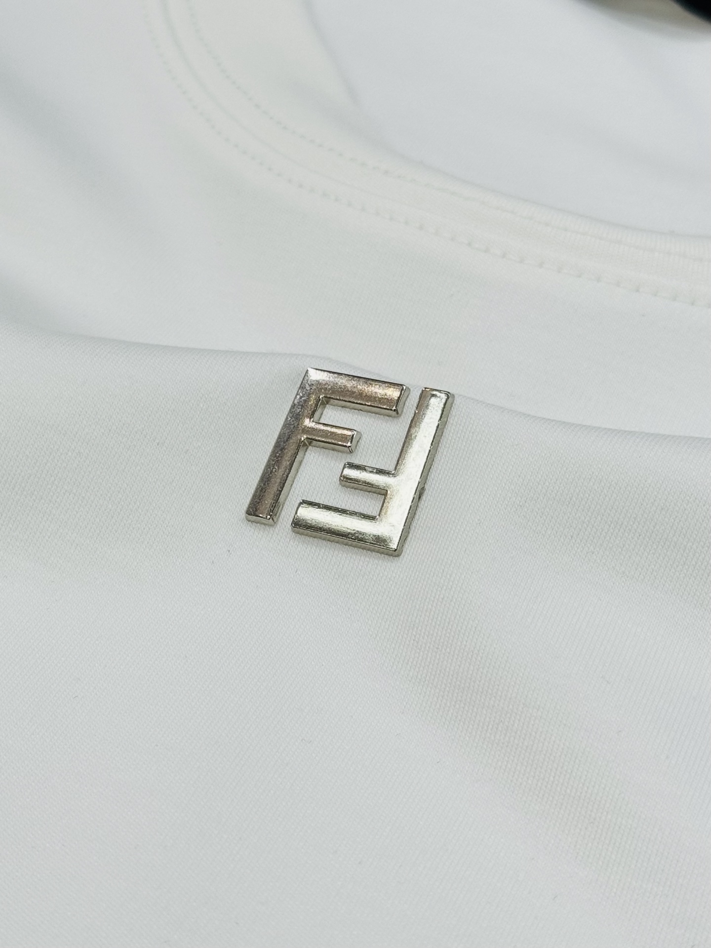 FENDI芬迪新品莫代尔T恤.简约基础款！极简经典FF整个造型的亮点.对于FD的经典演绎.下摆基础fen