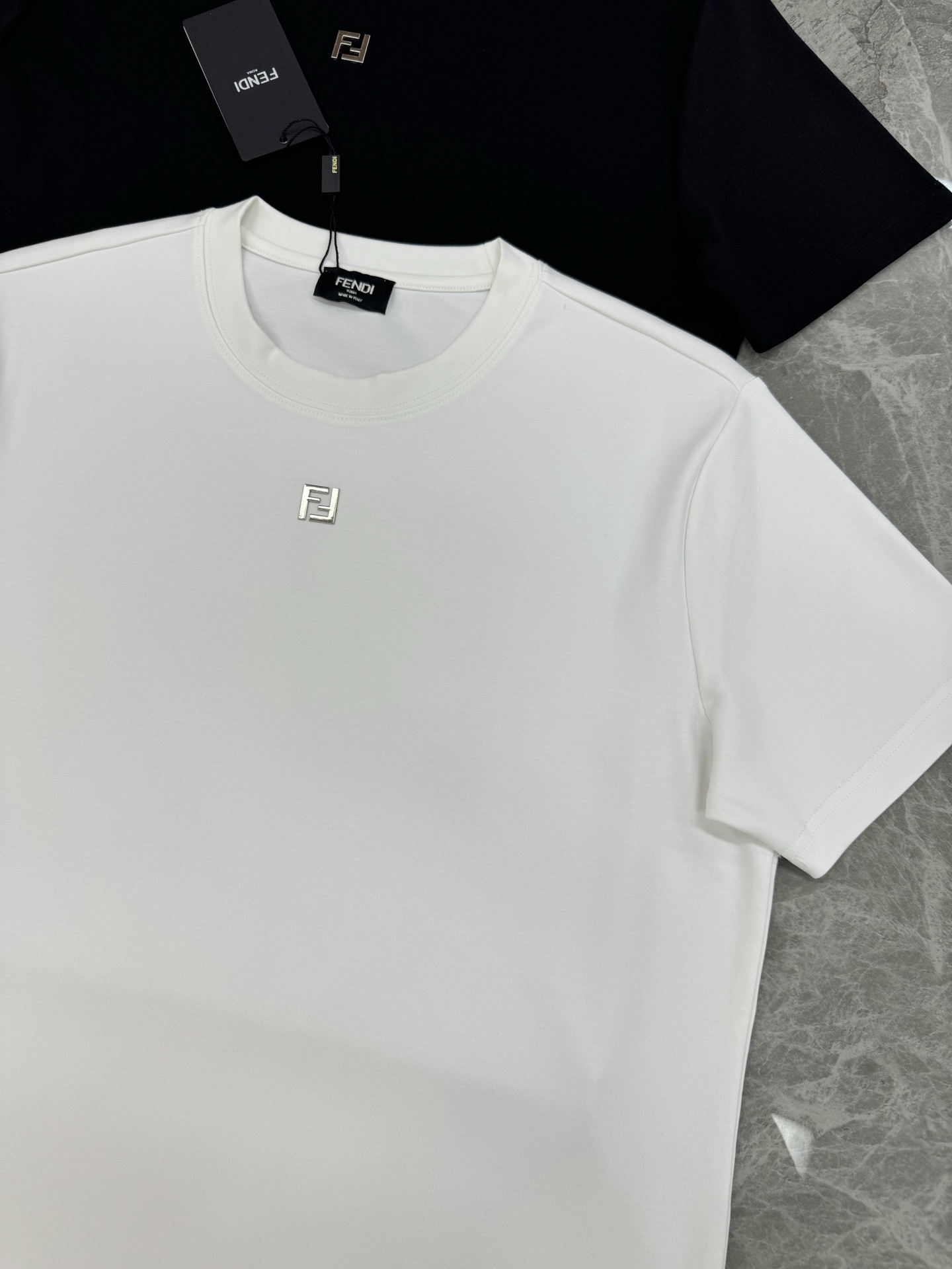FENDI芬迪新品莫代尔T恤.简约基础款！极简经典FF整个造型的亮点.对于FD的经典演绎.下摆基础fen