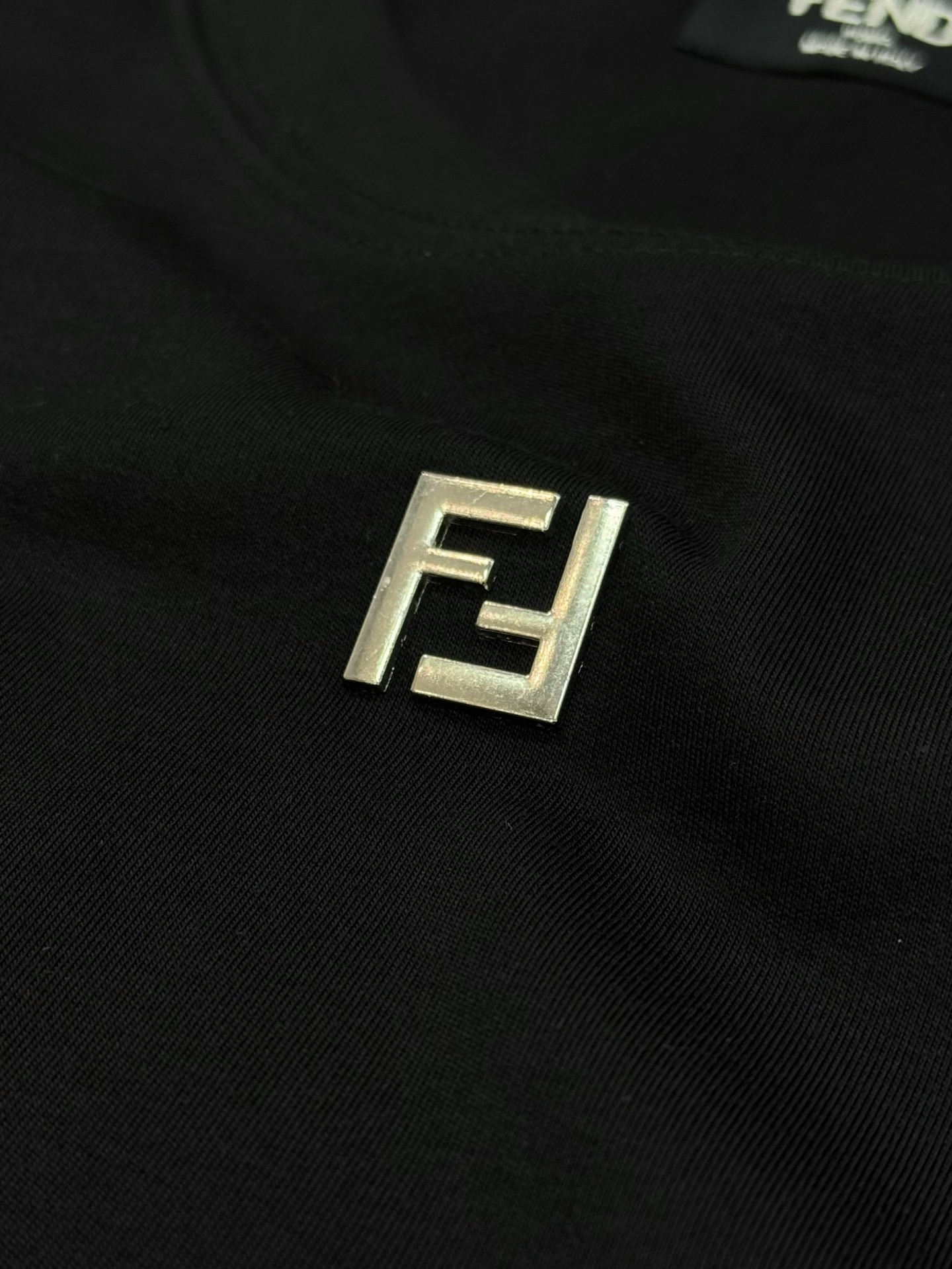 FENDI芬迪新品莫代尔T恤.简约基础款！极简经典FF整个造型的亮点.对于FD的经典演绎.下摆基础fen