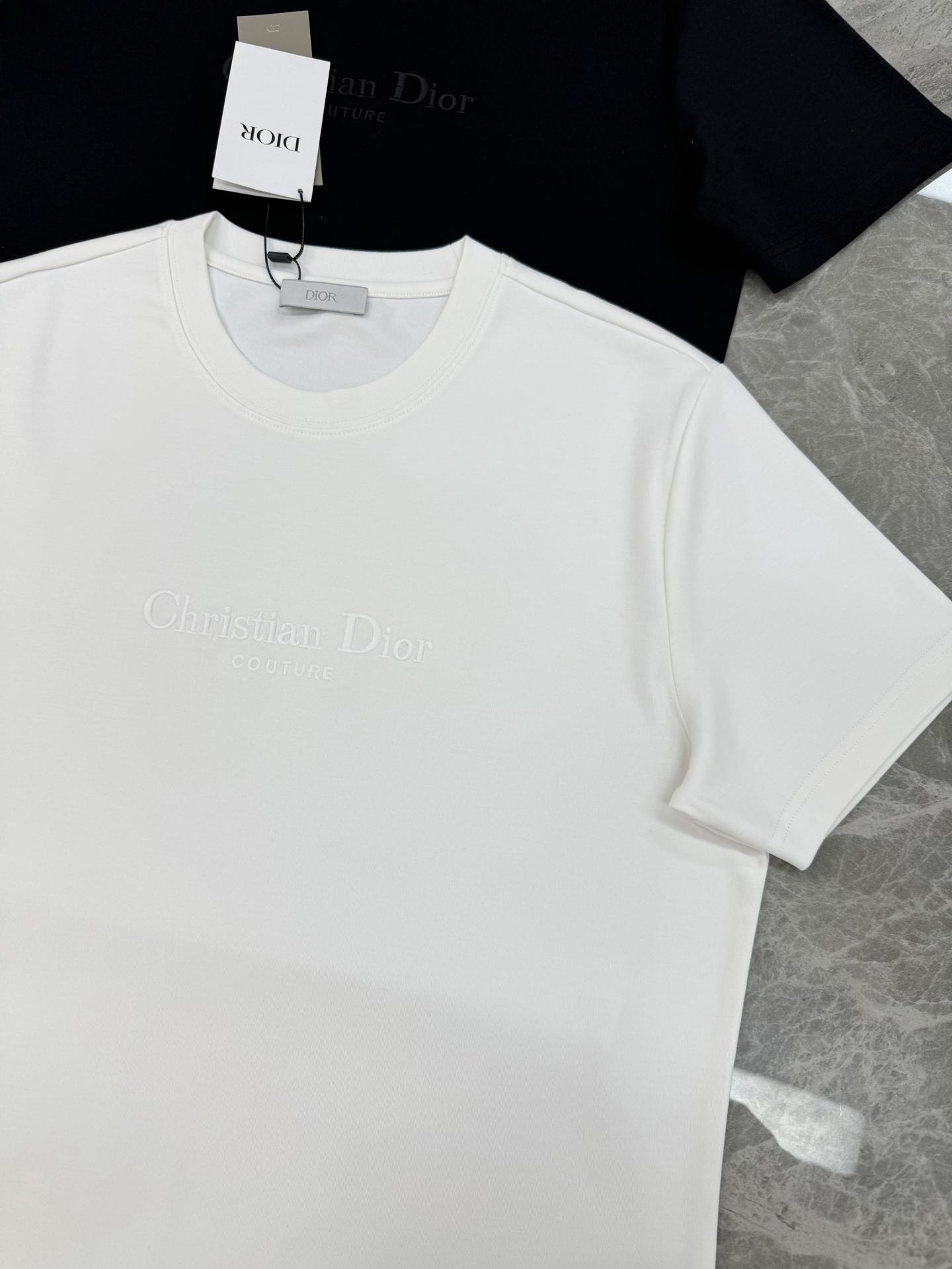 迪奥（Christian Dior）全称克里斯汀·迪奥，法国的跨国奢侈品品牌 .新款男士莫代尔短袖.简单