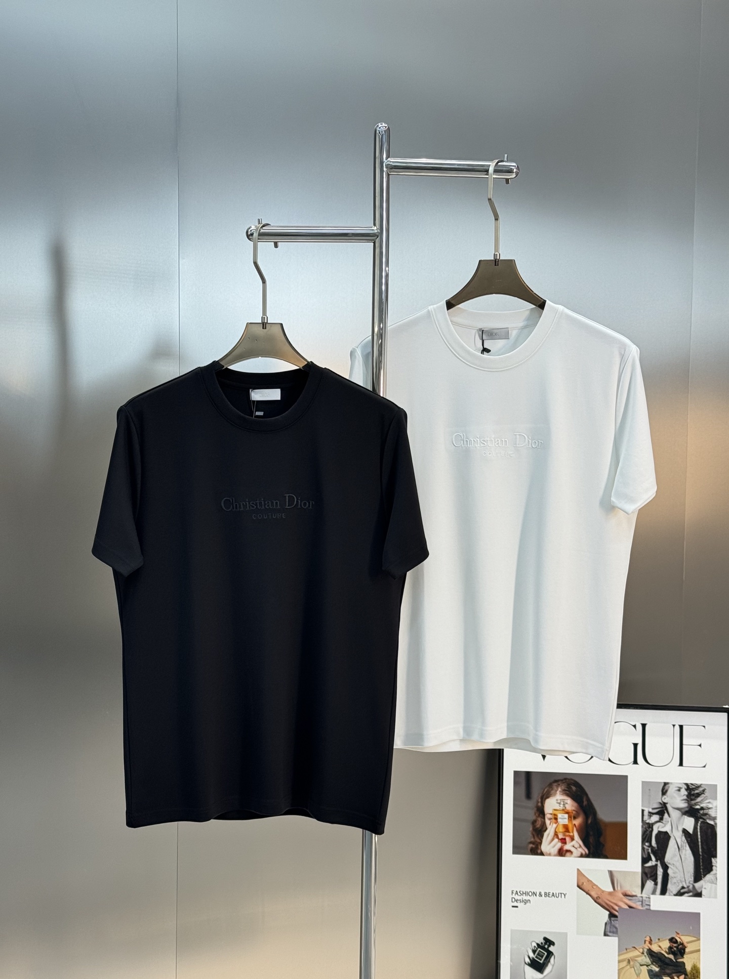 迪奥（Christian Dior）全称克里斯汀·迪奥，法国的跨国奢侈品品牌 .新款男士莫代尔短袖.简单