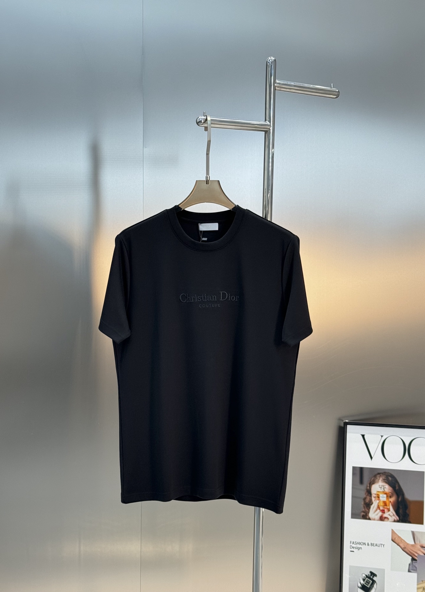 迪奥（Christian Dior）全称克里斯汀·迪奥，法国的跨国奢侈品品牌 .新款男士莫代尔短袖.简单