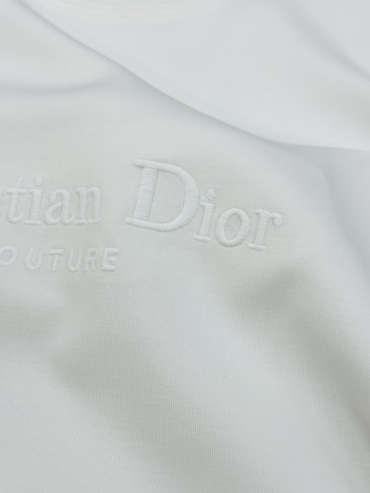迪奥（Christian Dior）全称克里斯汀·迪奥，法国的跨国奢侈品品牌 .新款男士莫代尔短袖.简单