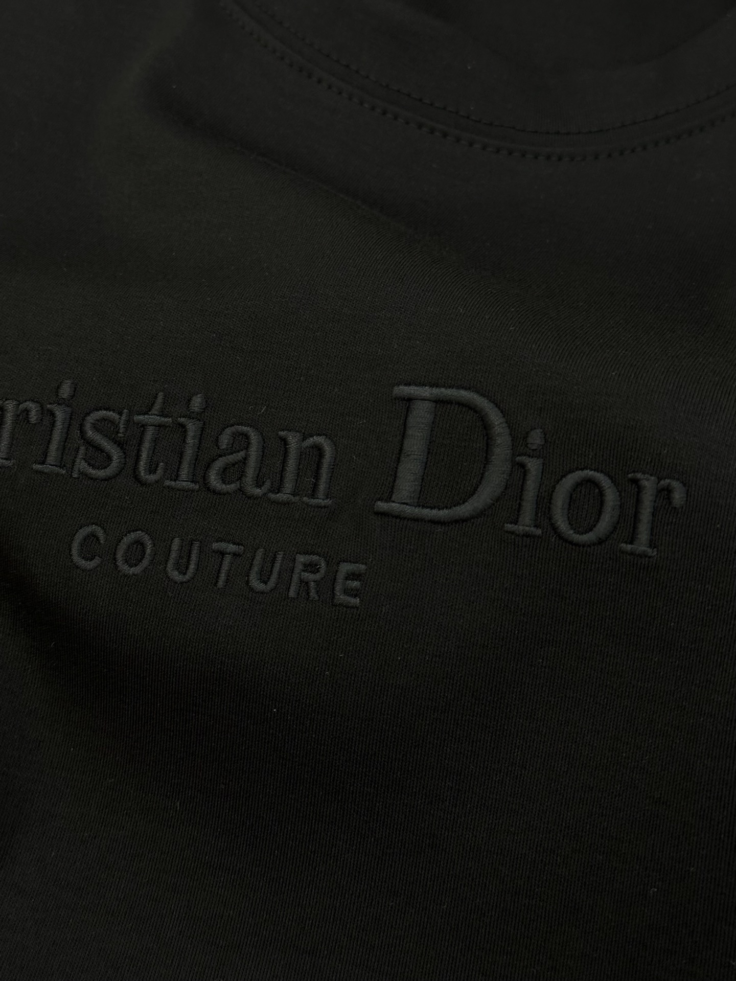 迪奥（Christian Dior）全称克里斯汀·迪奥，法国的跨国奢侈品品牌 .新款男士莫代尔短袖.简单