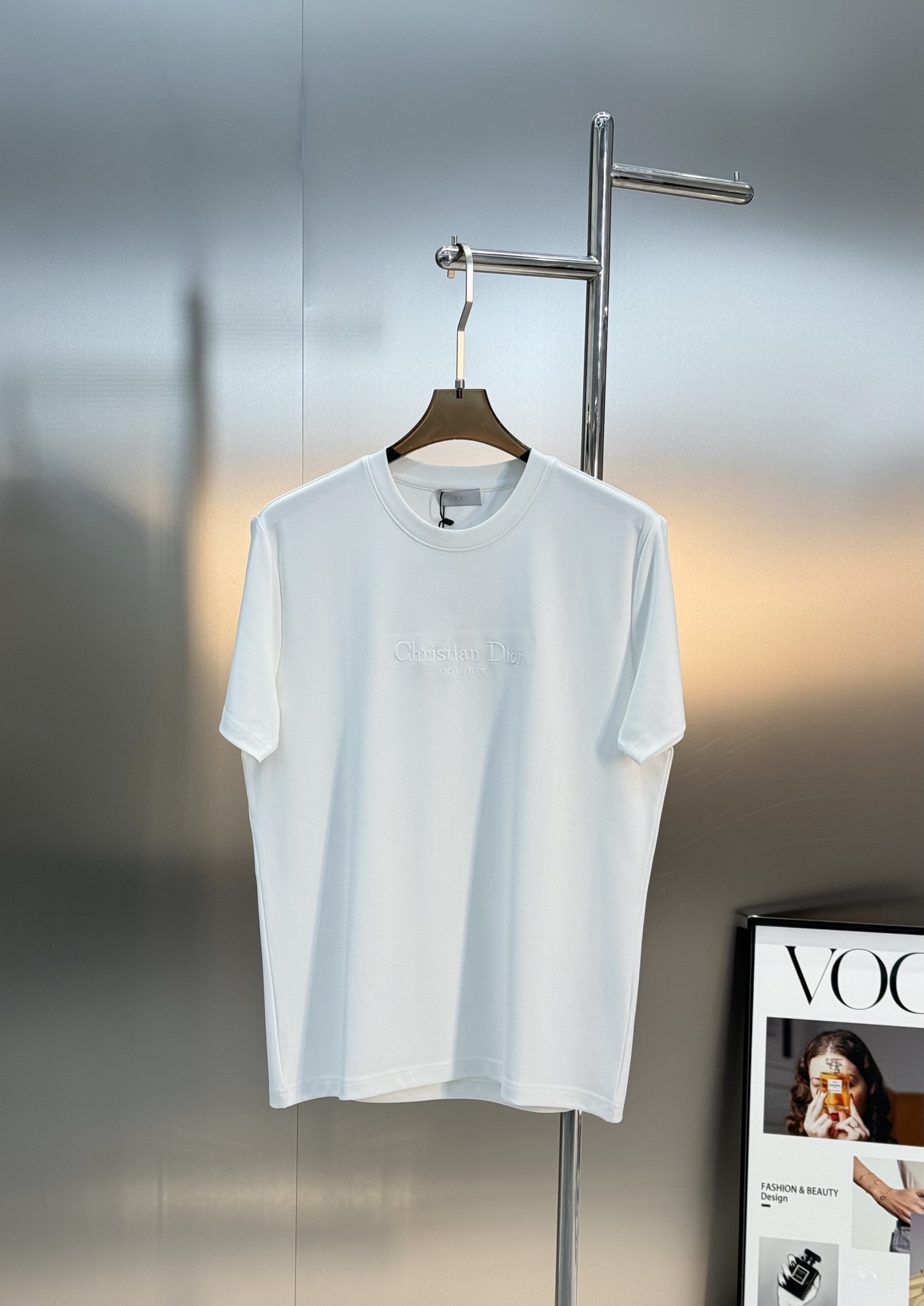 迪奥（Christian Dior）全称克里斯汀·迪奥，法国的跨国奢侈品品牌 .新款男士莫代尔短袖.简单