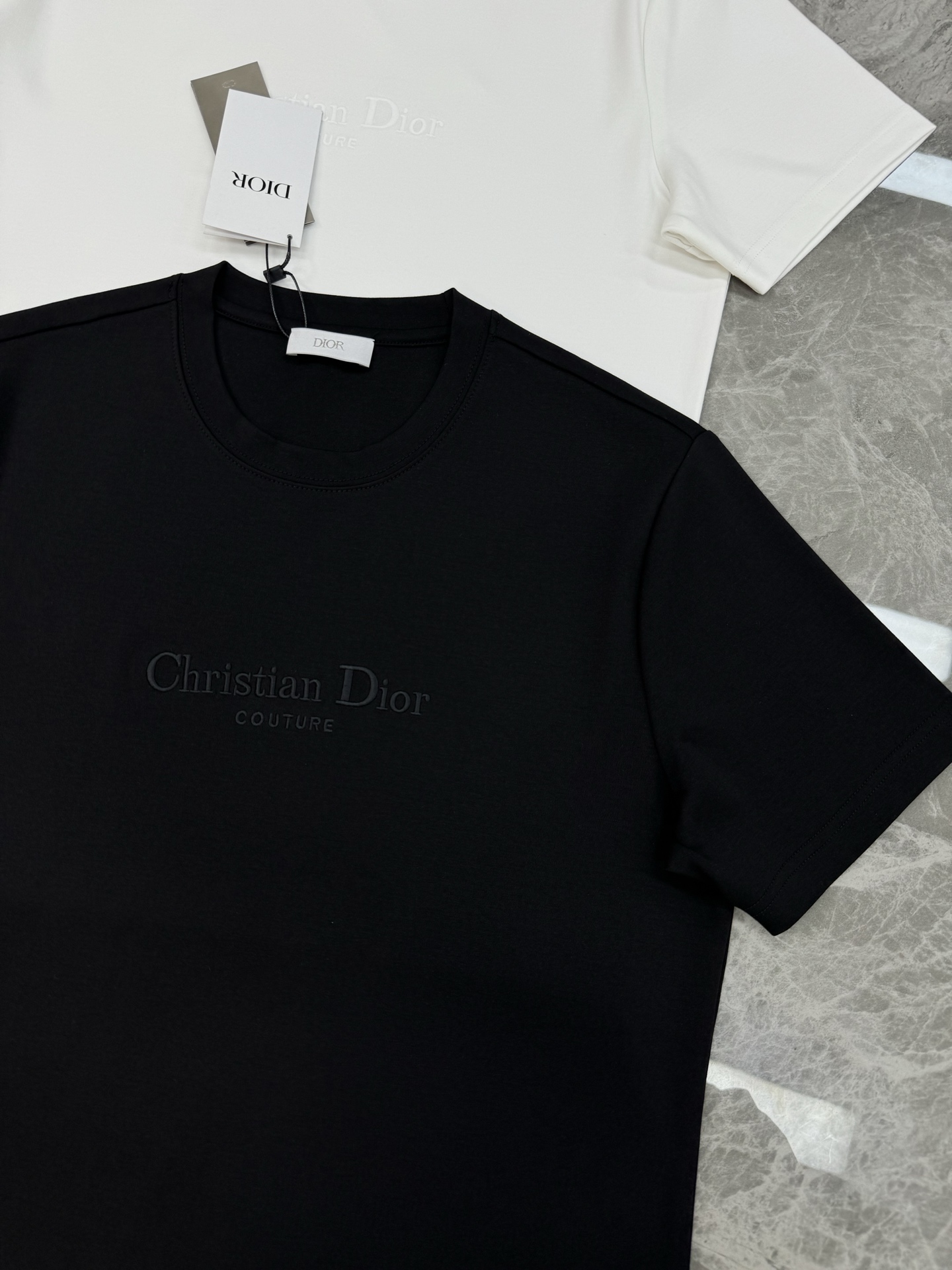 迪奥（Christian Dior）全称克里斯汀·迪奥，法国的跨国奢侈品品牌 .新款男士莫代尔短袖.简单
