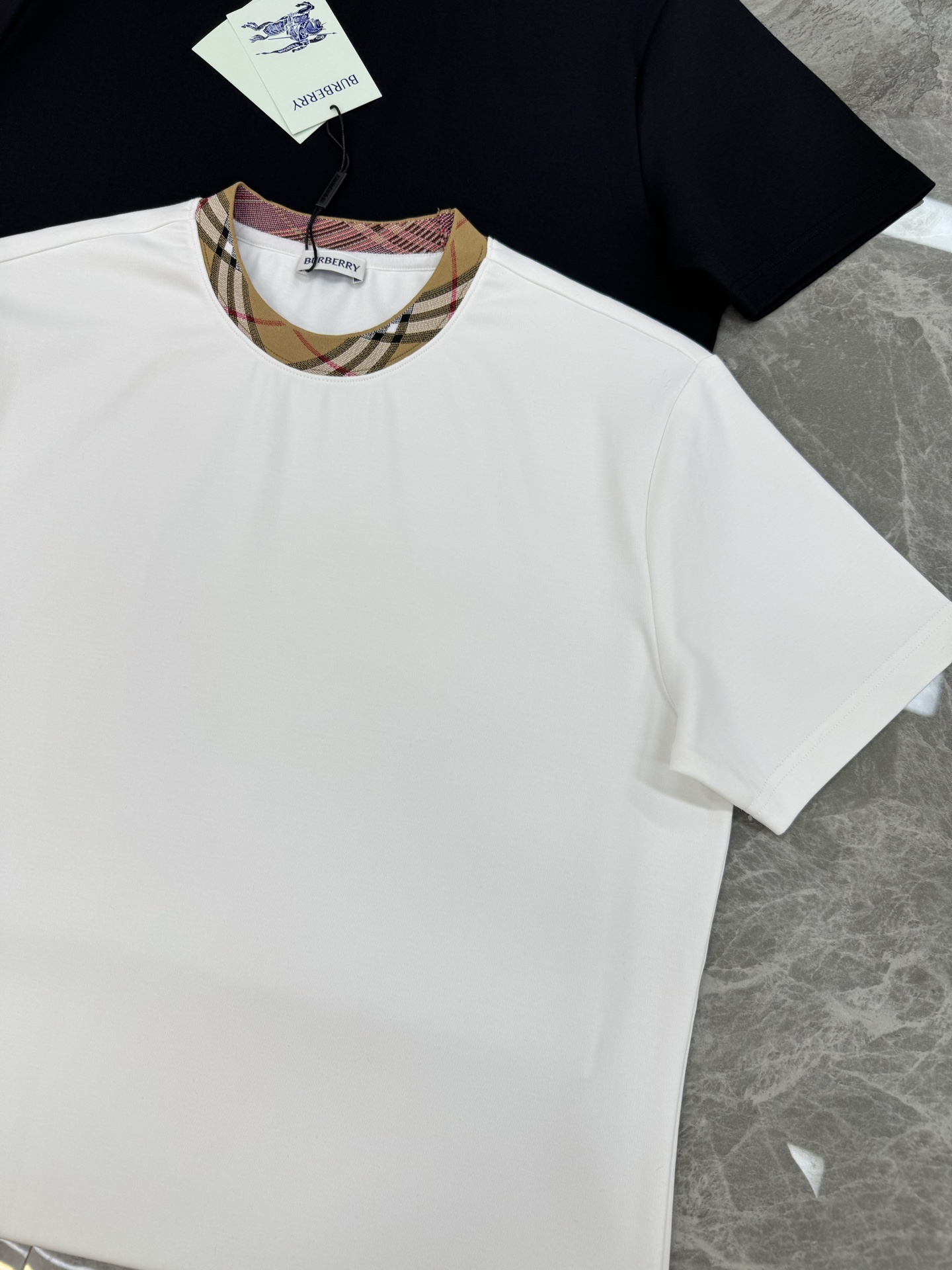好看好穿的永恒经典系列！BBR巴宝莉*新品莫代尔T恤.领口订织B家格子设计.轻奢款推荐！优选300g莫代