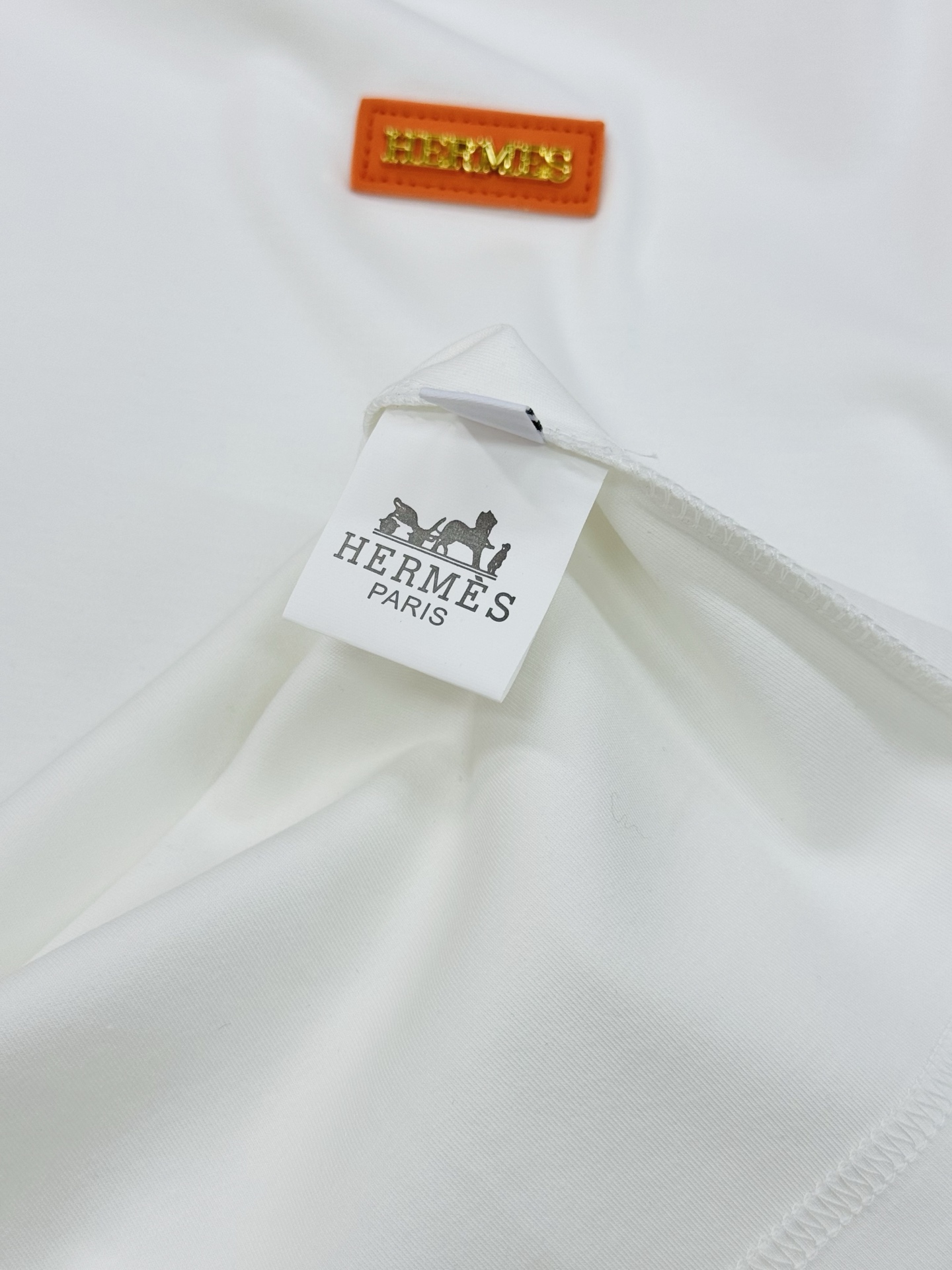 HERMES爱马仕爆款推荐！莫代尔棉短袖T恤.胸口3D立体图形皮标绣花.经典橘色.层次立体感极强！视觉冲