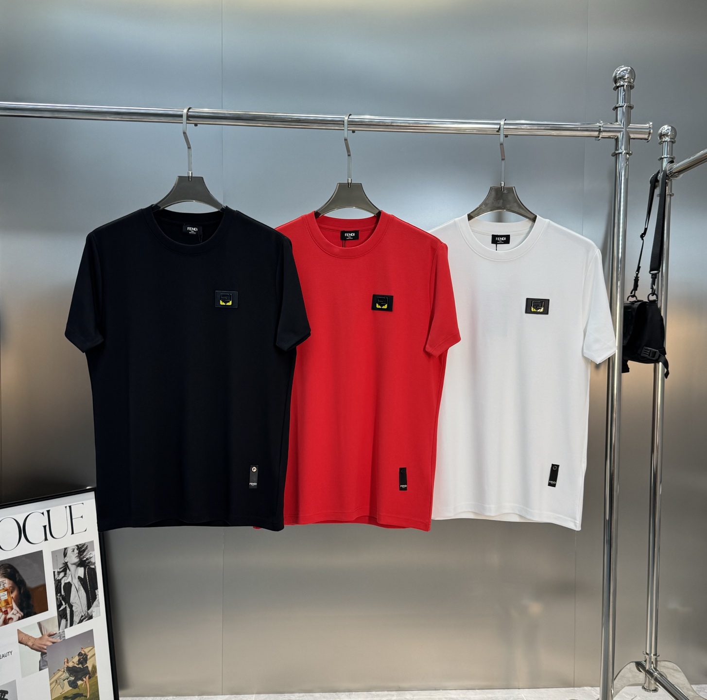 FENDI芬迪新品男士圆领短袖.原单推荐！基础款推荐胸口皮标订制.经典FF大牌小怪兽.简单高级.辨识度颇