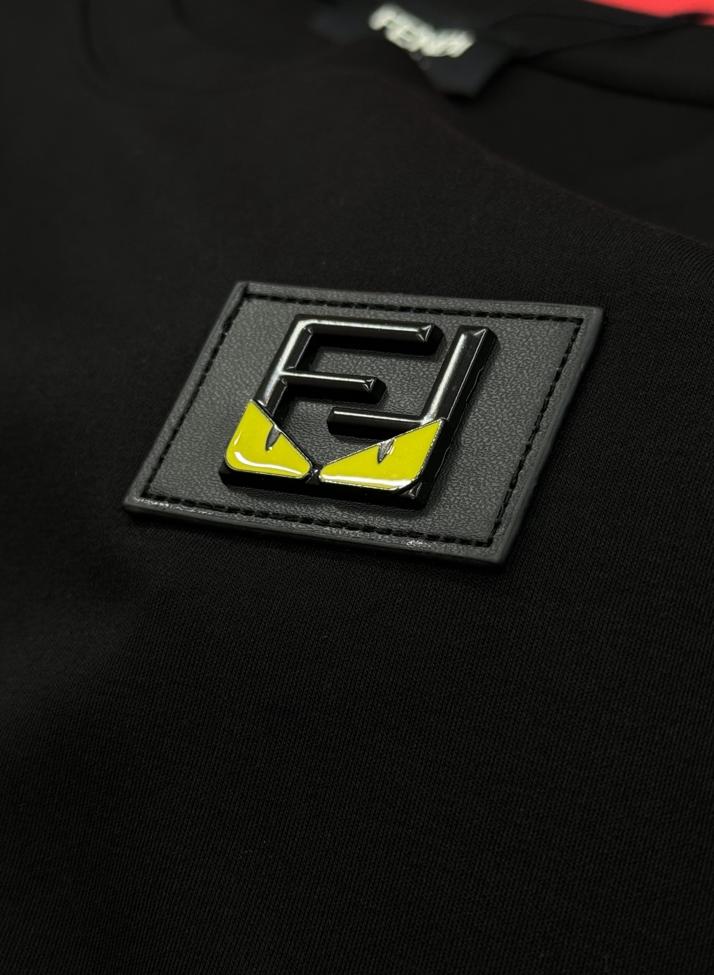 FENDI芬迪新品男士圆领短袖.原单推荐！基础款推荐胸口皮标订制.经典FF大牌小怪兽.简单高级.辨识度颇