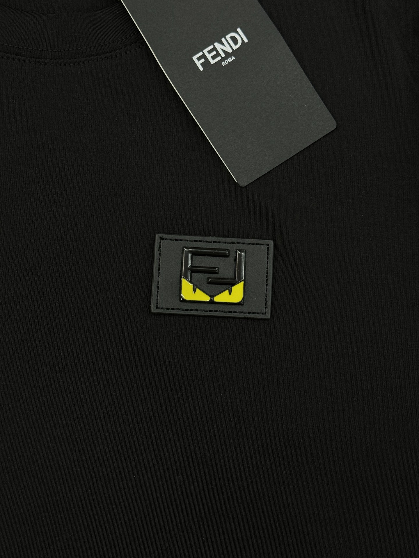 FENDI芬迪新品男士圆领短袖.原单推荐！基础款推荐胸口皮标订制.经典FF大牌小怪兽.简单高级.辨识度颇