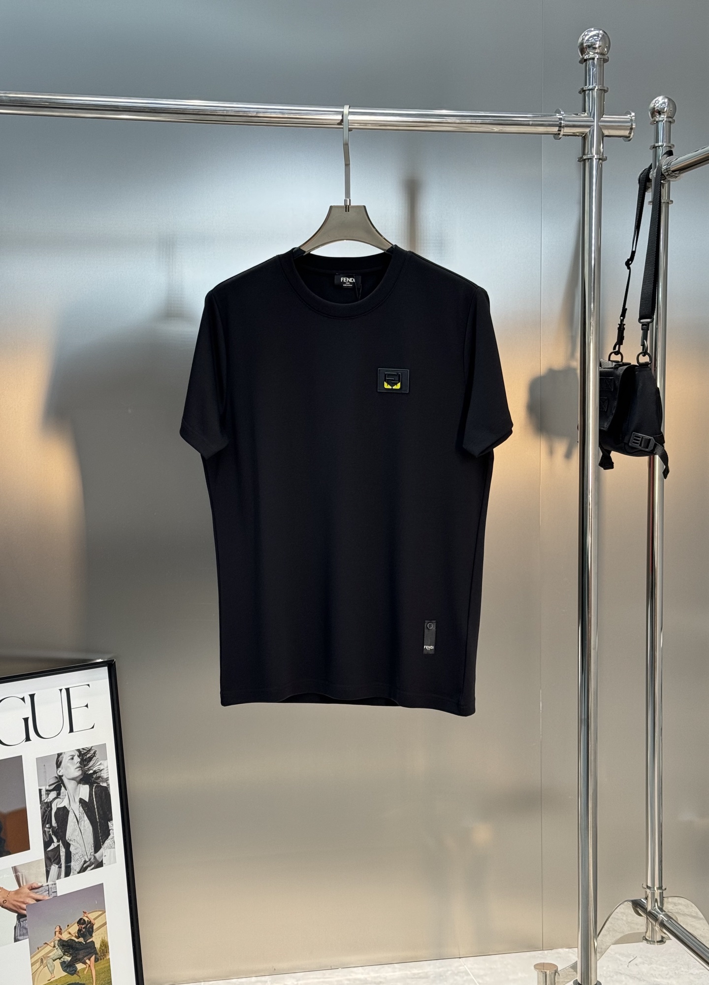 FENDI芬迪新品男士圆领短袖.原单推荐！基础款推荐胸口皮标订制.经典FF大牌小怪兽.简单高级.辨识度颇